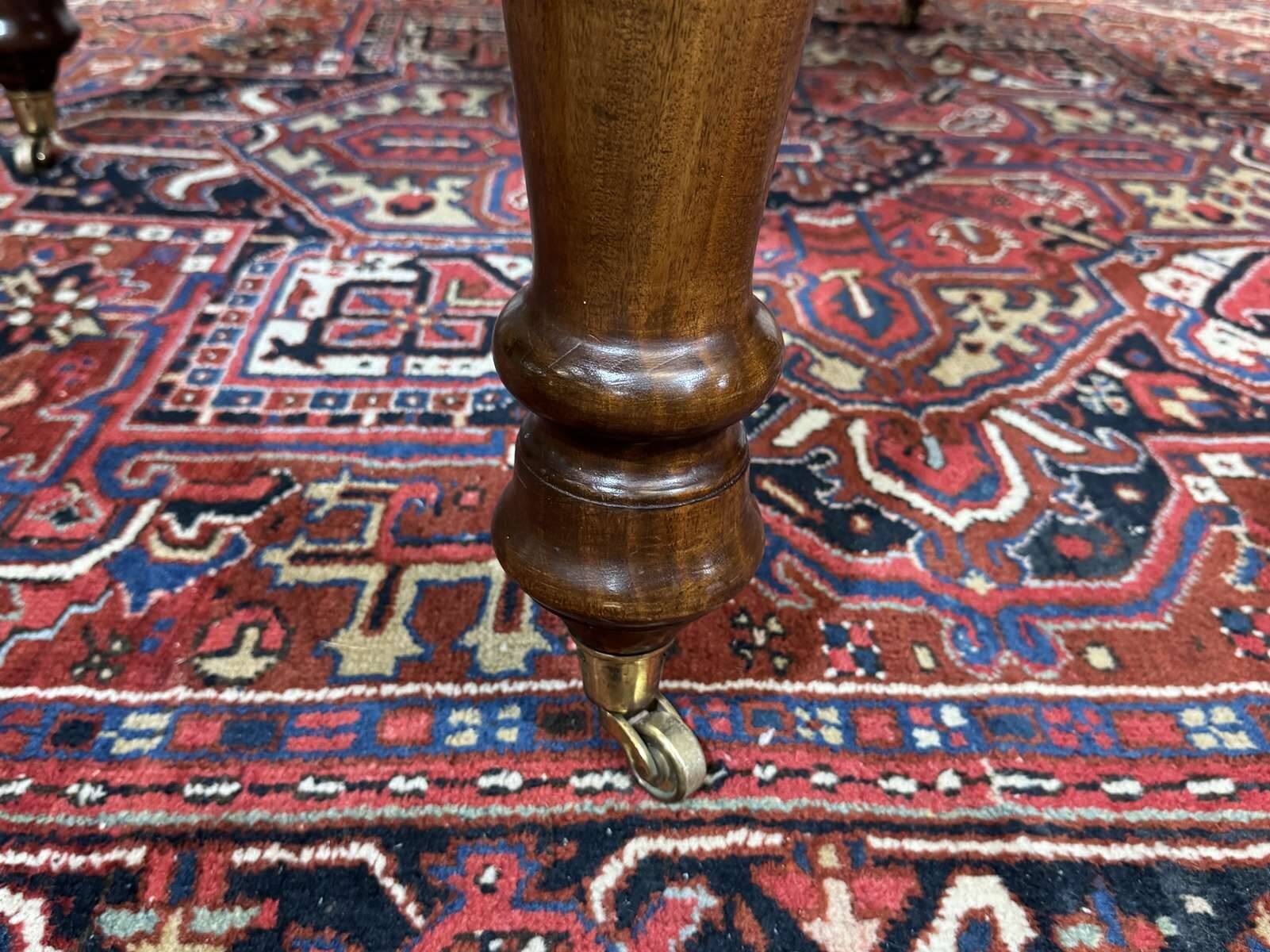 Victorian-style mahogany English table with 3 extensions.