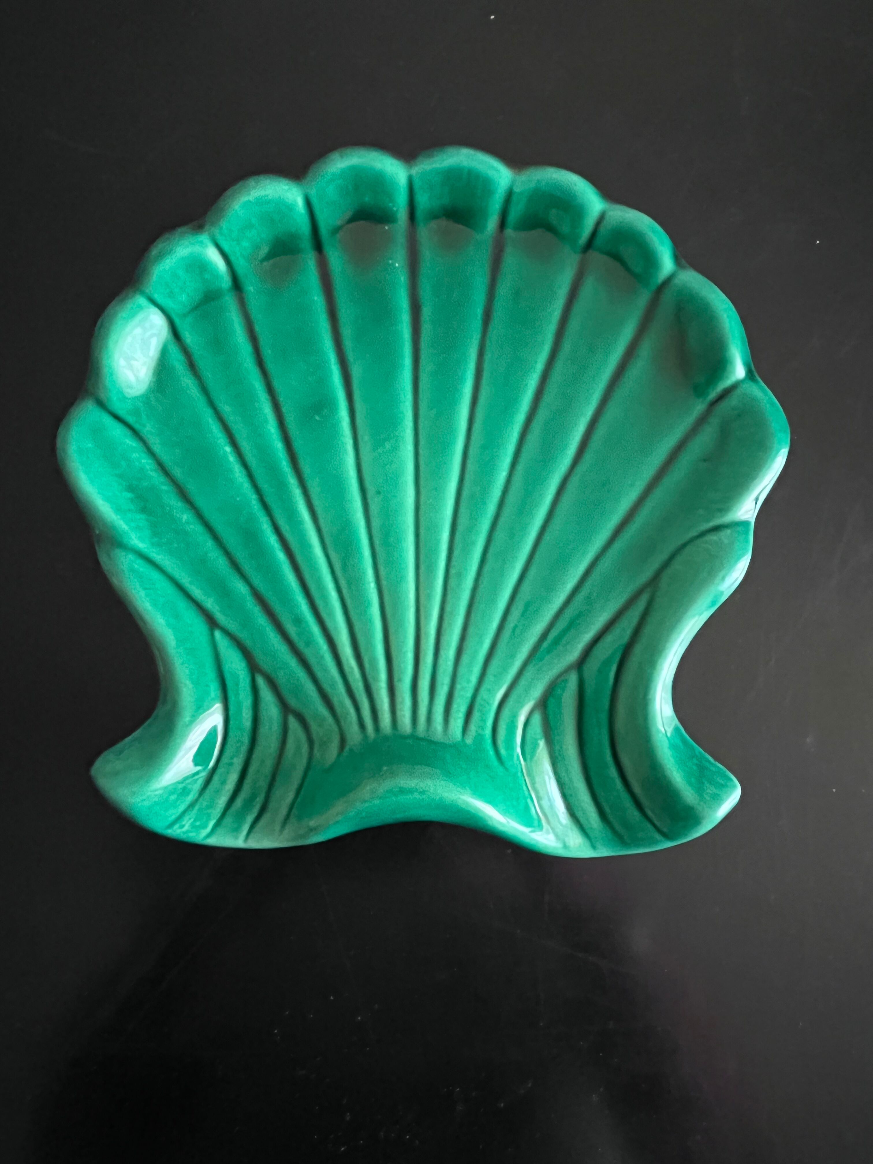 Empty shell-shaped pocket