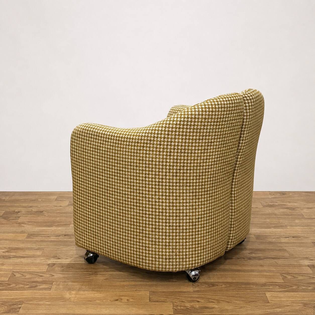 Eugenio Gerli armchair for Tecno reupholstered in houndstooth, 1970s.