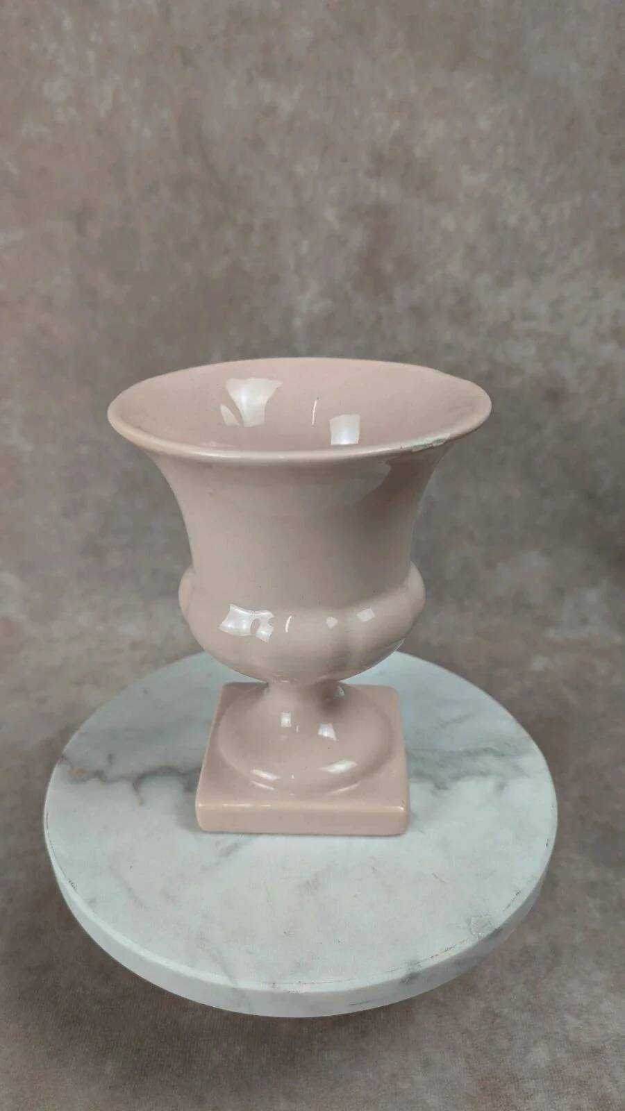 Small antique Médicis vase in powder pink.