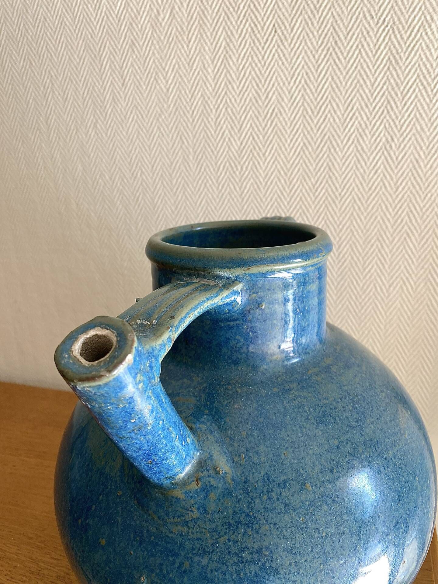 Old oriole in speckled blue glazed stoneware, south-west.