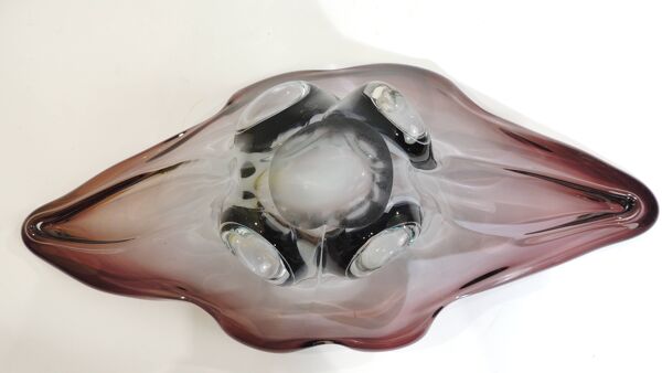 Coupe à fruits en verre soufflé style Murano pourpre aux reflets bleus – ce