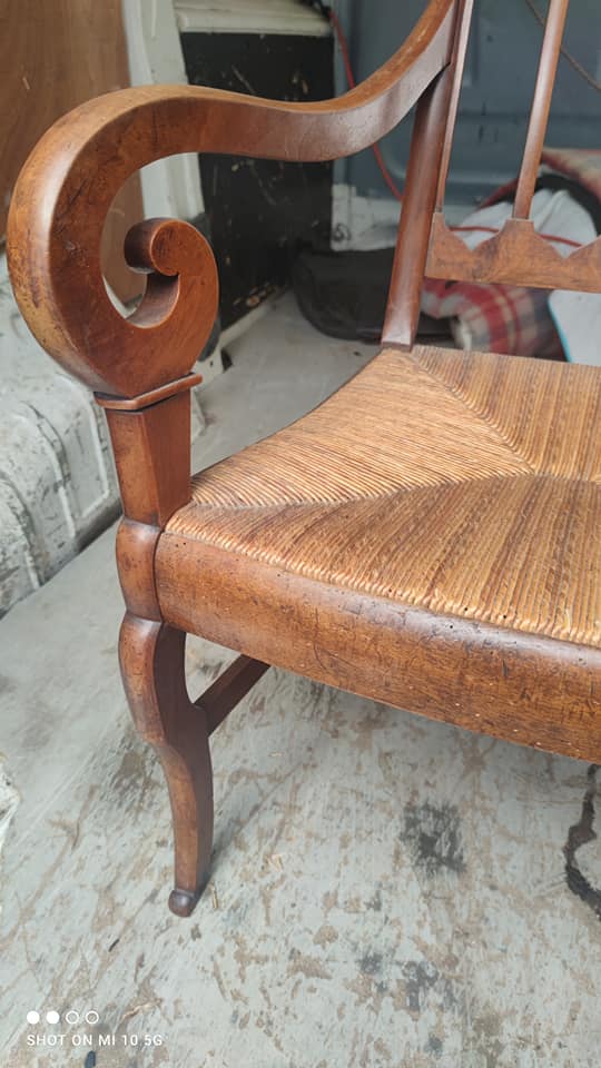 Armchair with gilded rye straw seat in solid walnut, Restoration period, circa 1820
