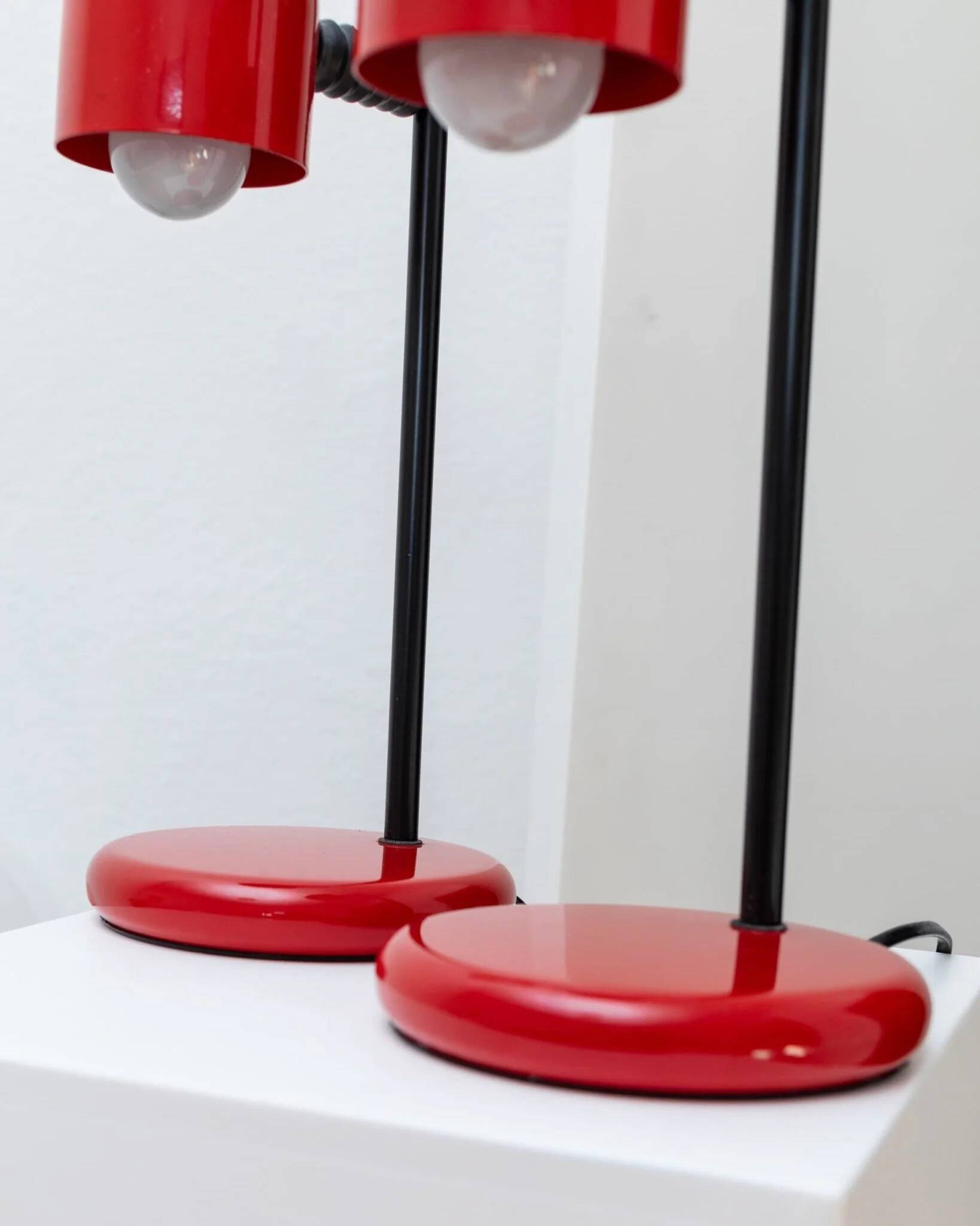 Set of 2 red metal table lamps with black stems, Memphis-Postmodern Italy 1980s