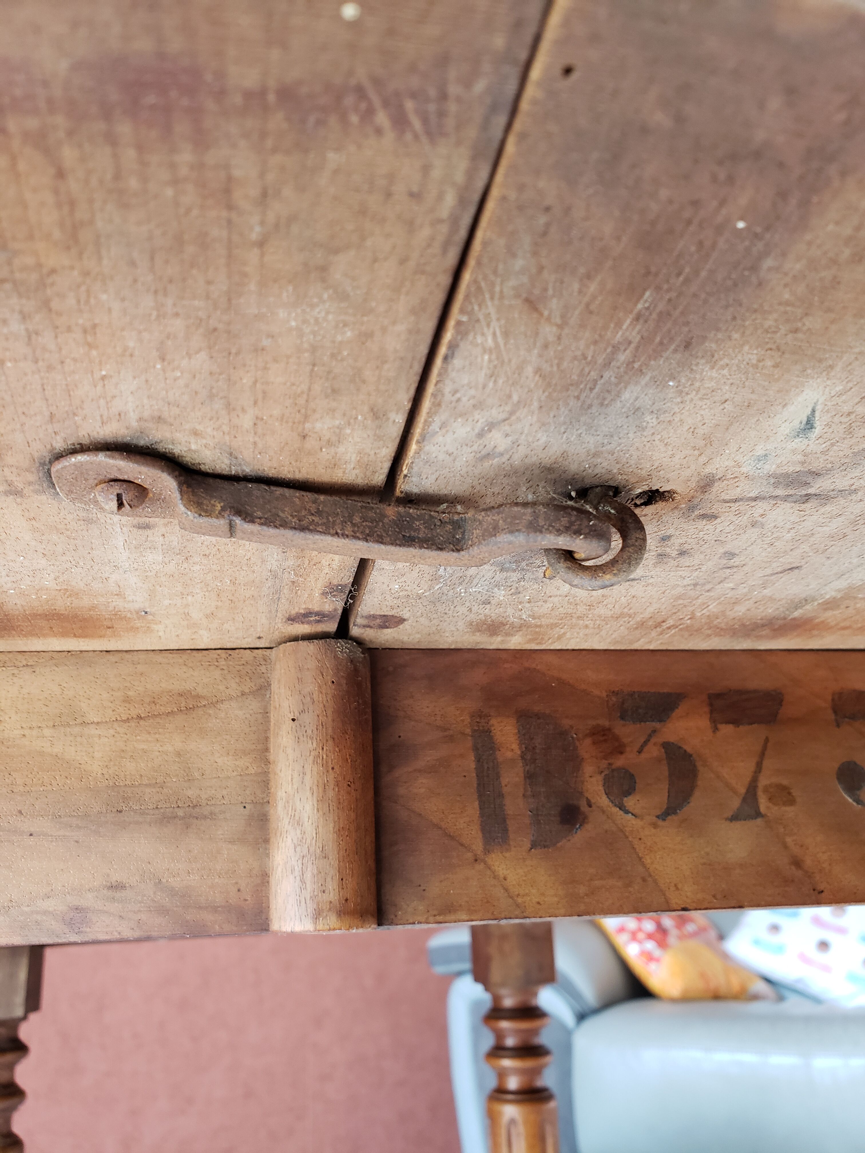 Old round table in walnut with flaps Louis Philippe
