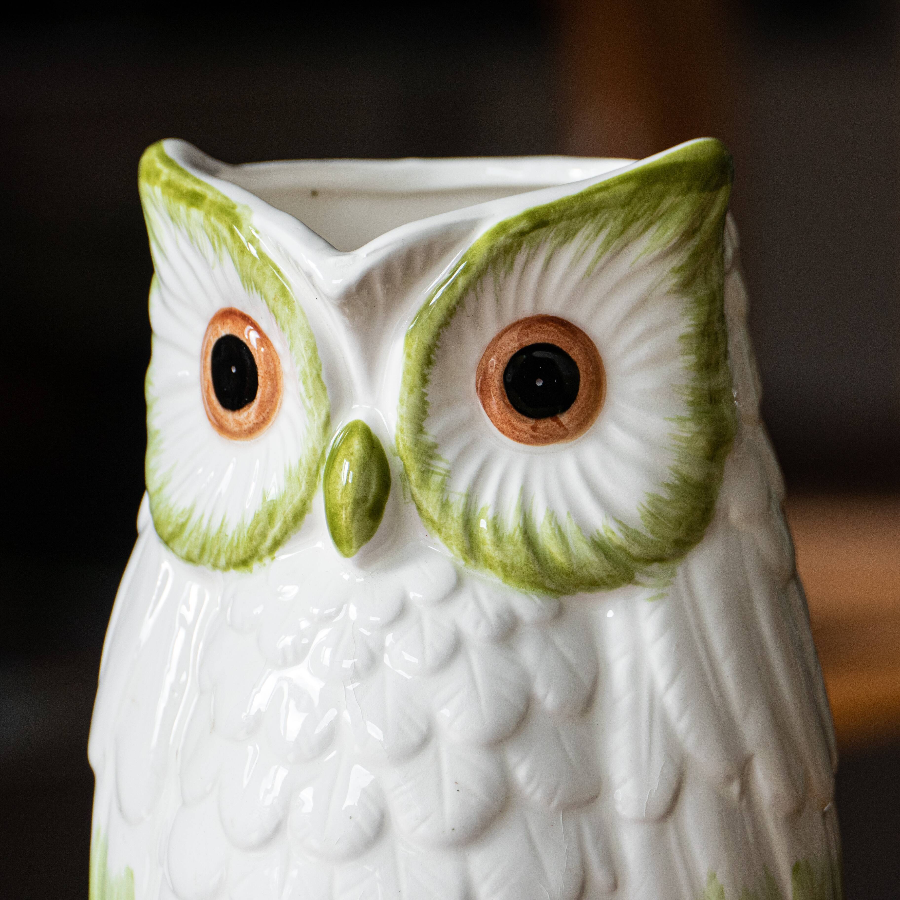 Pretty old decanter in owl / owl slurry