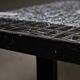 Table basse italienne sur cadre en métal plat avec plateau en mosaïque noire et blanche, années 1980