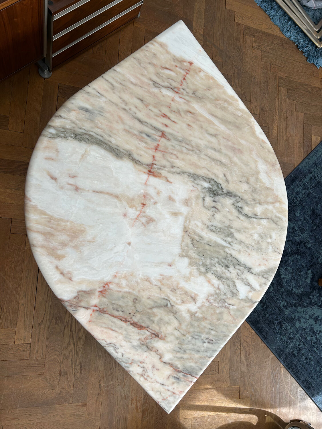 Table basse en marbre design goutte d’eau année 70
