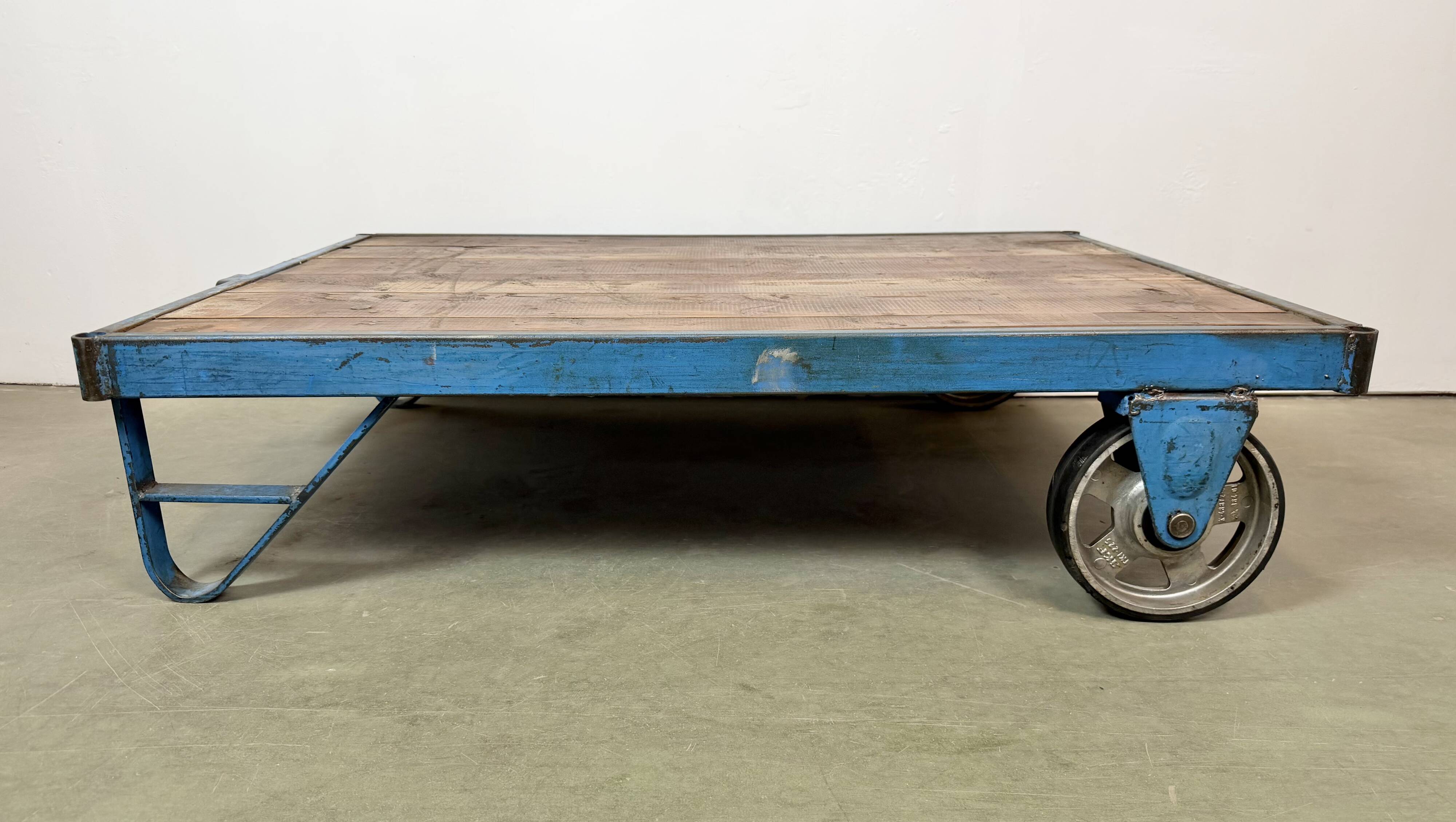 Table basse industrielle bleue, années 1960