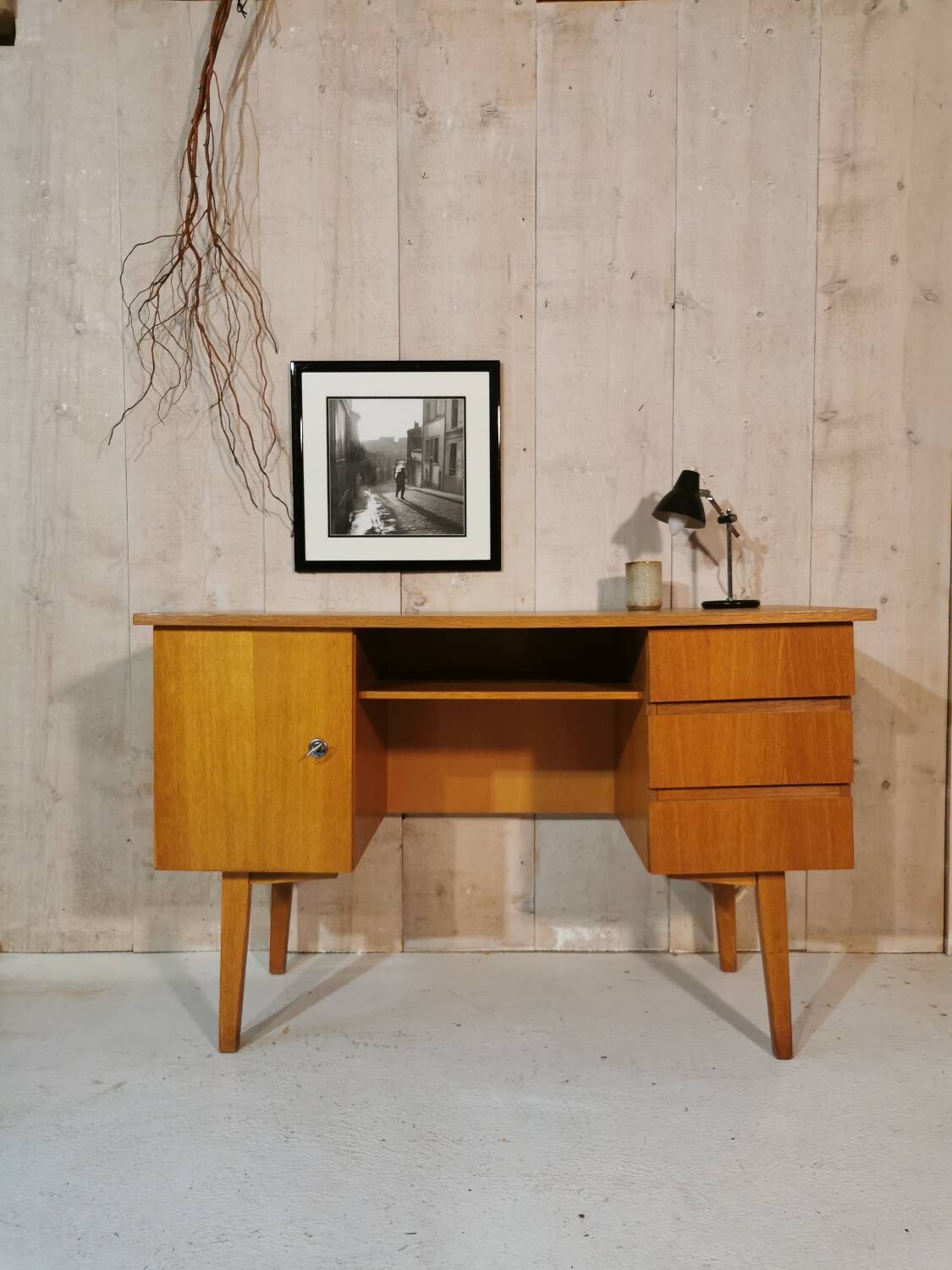 Desk with compass feet
