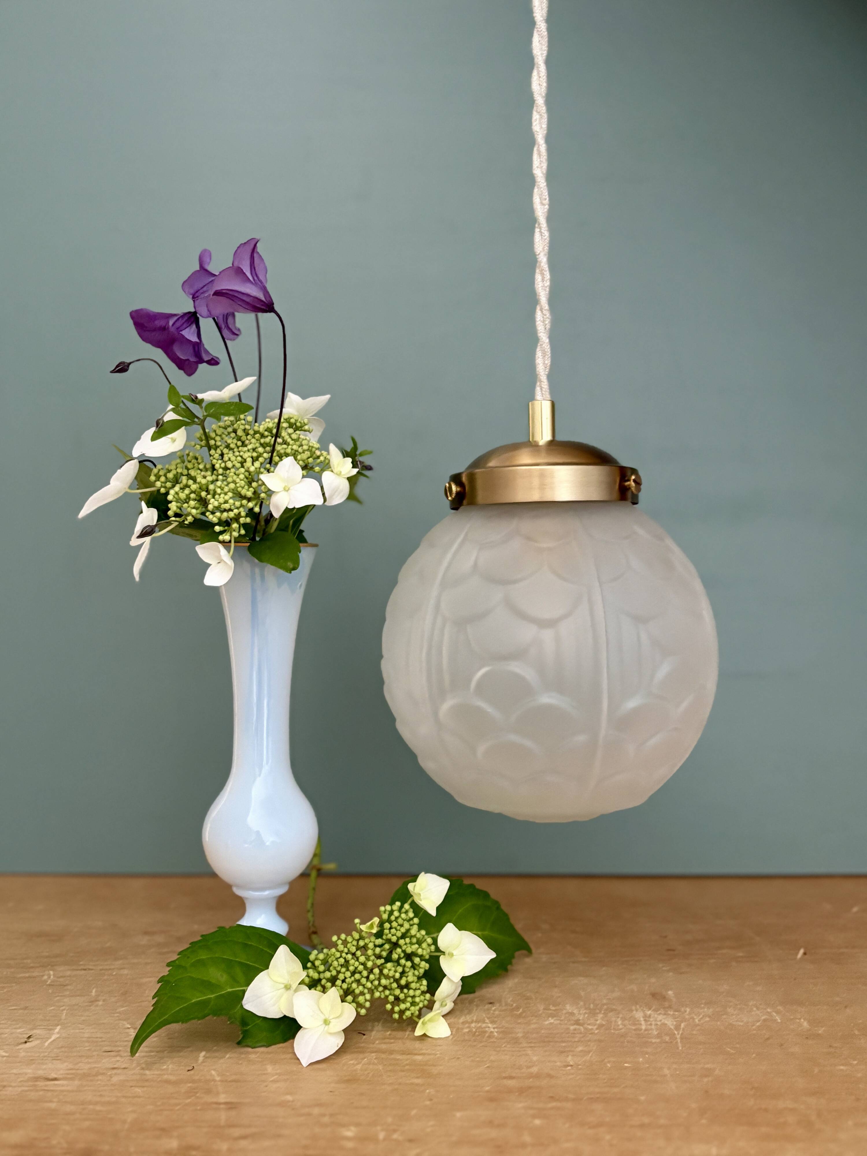 Suspension globe vintage art déco en verre dépoli