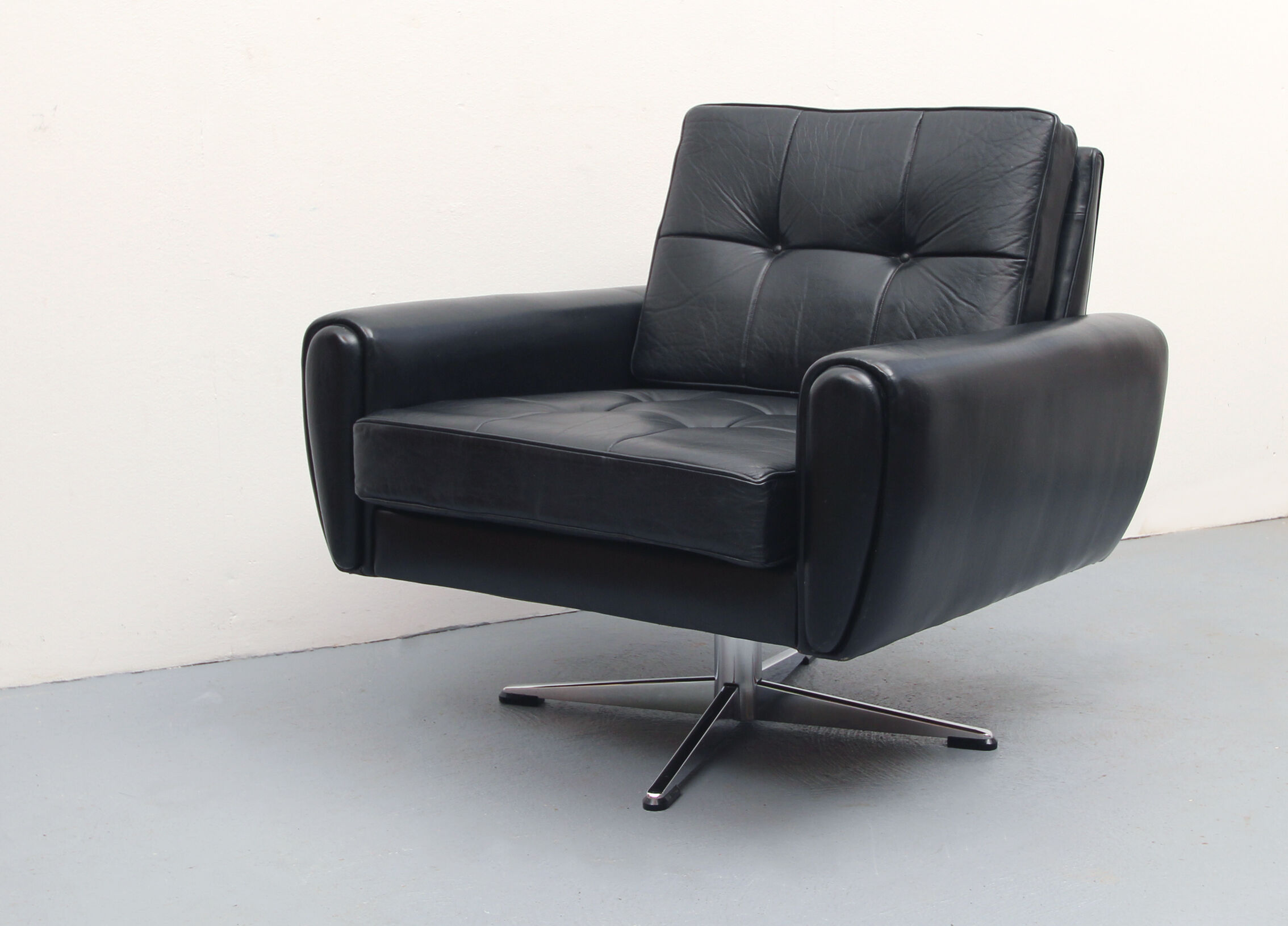 Chaise en cuir pivotant des années 1960 en noir