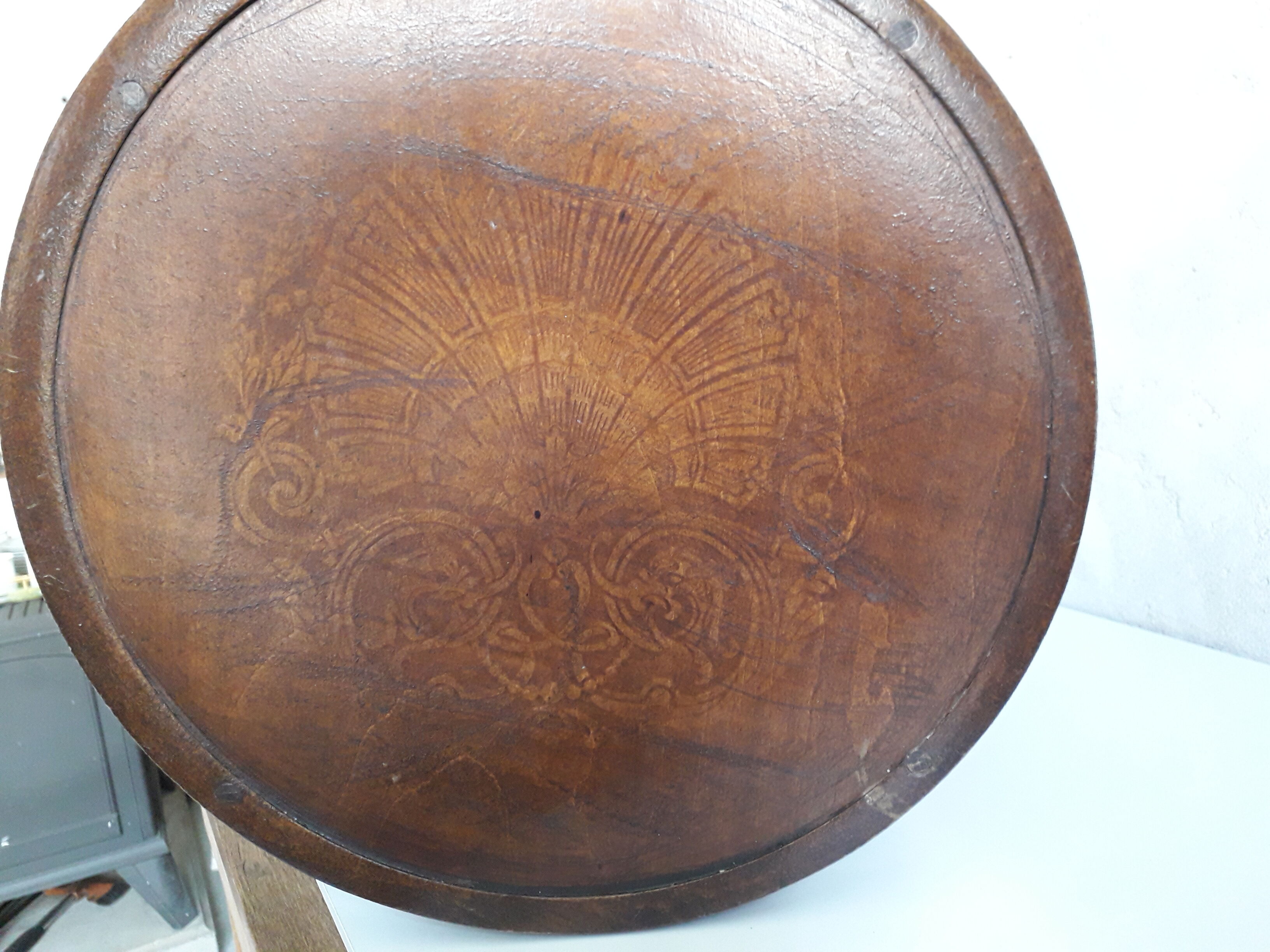 Curved wooden stool Luterma