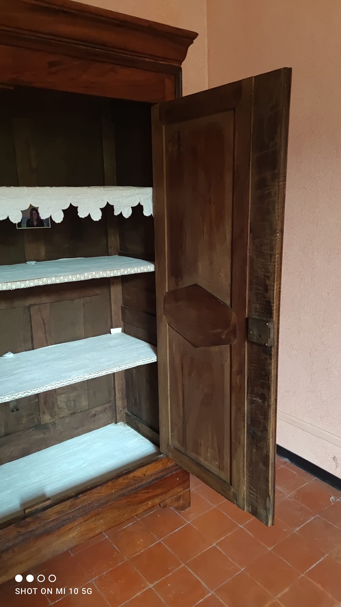 Petite armoire en noyer massif époque Consulat vers 1830