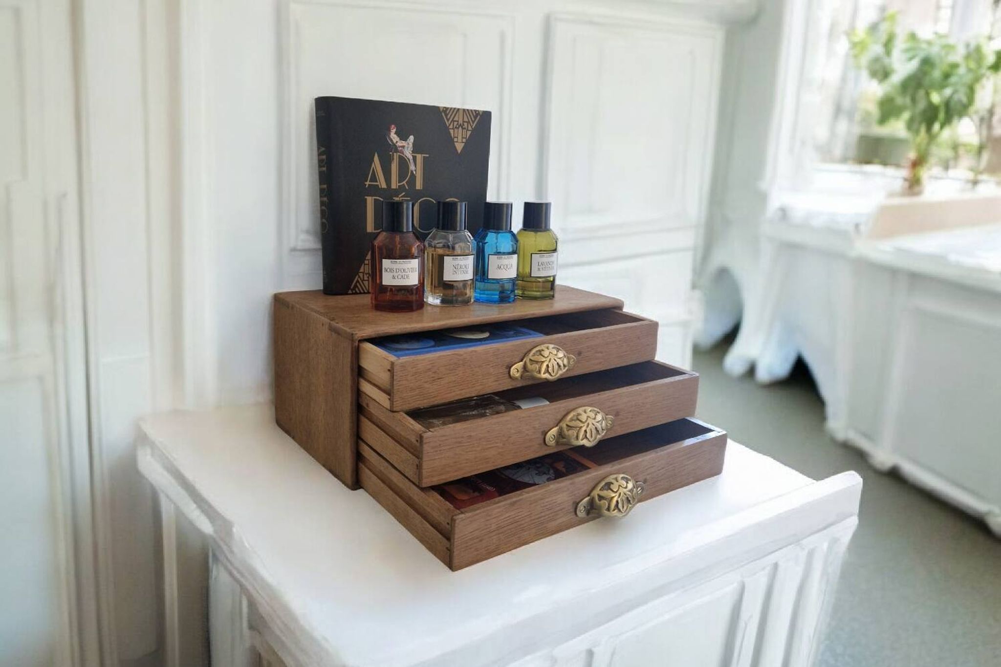 Small storage chest of drawers in oak and brass - 1900s period