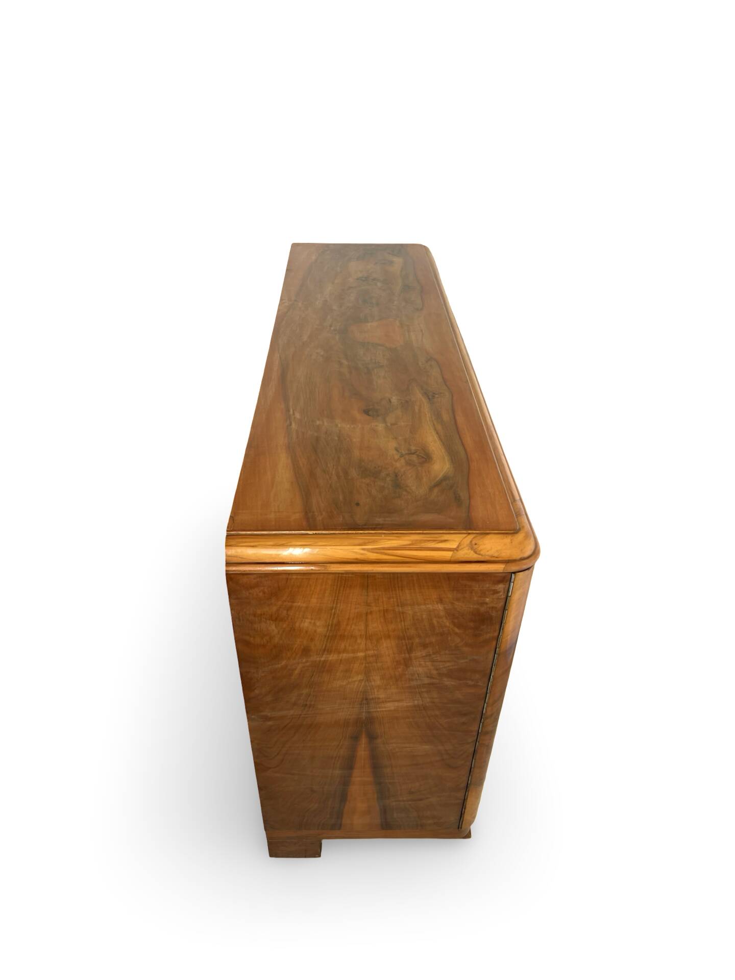 Italian Art deco burl walnut sideboard, of great quality.