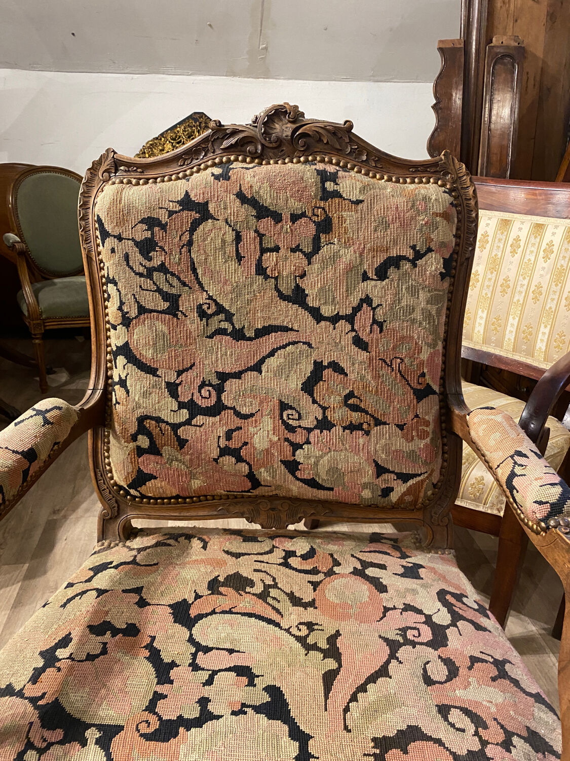 Fauteuil en noyer style Louis XV