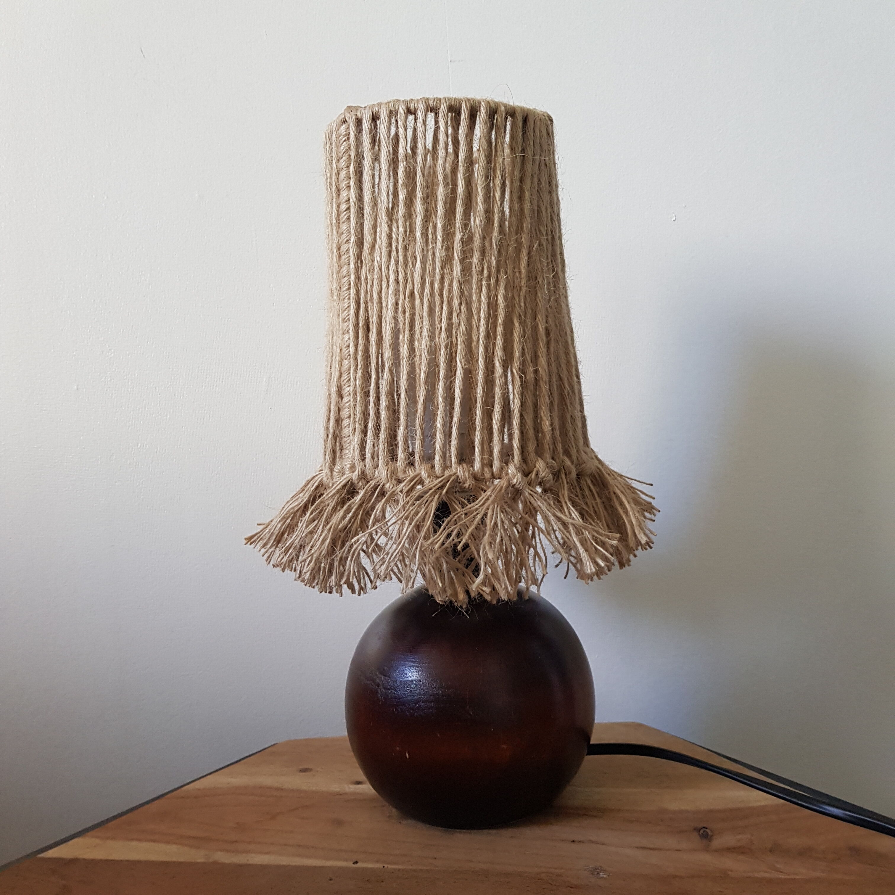 Lamp made of upcycled jute wire