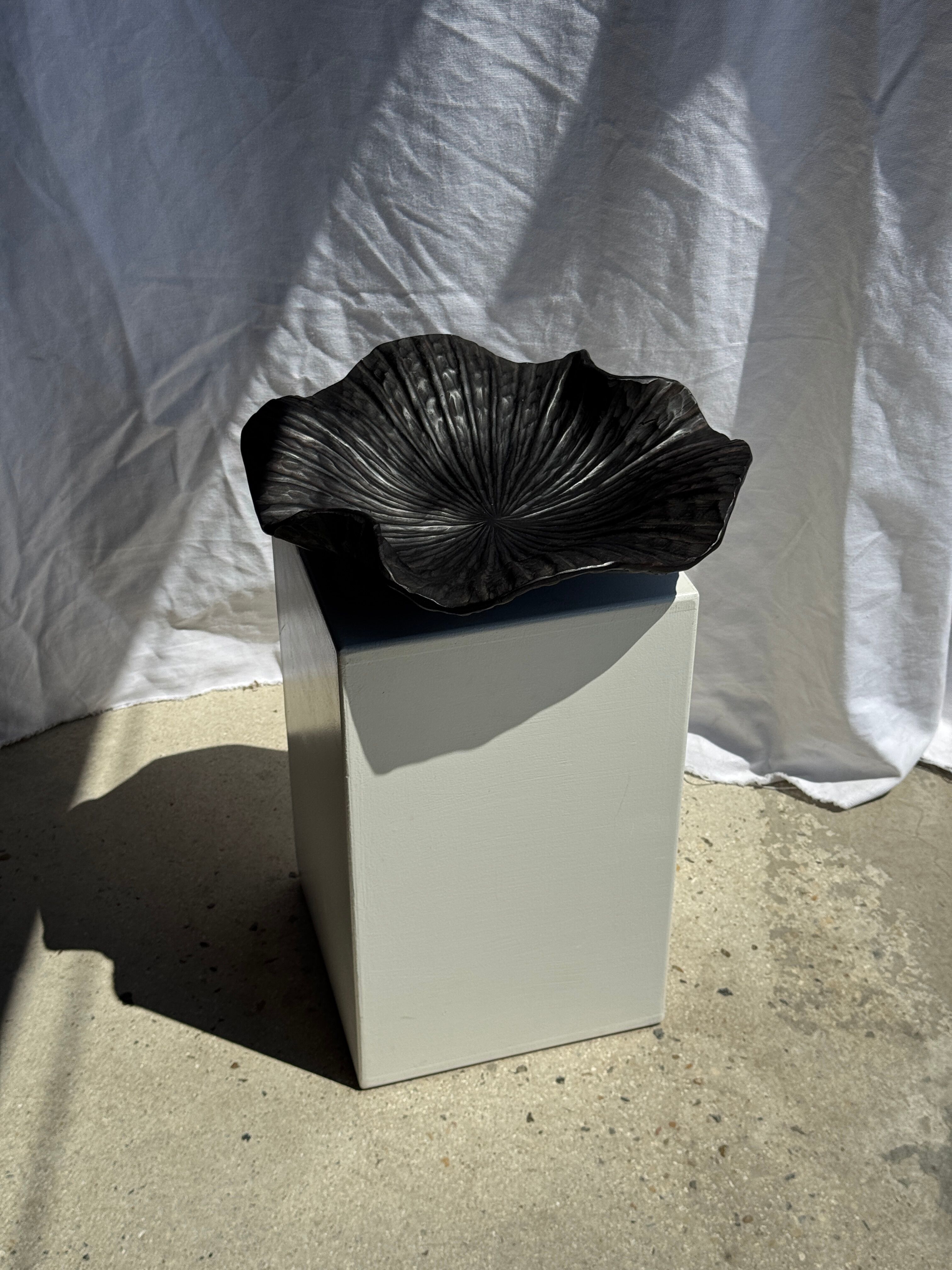 Coupe en teck noircie en forme de feuille ou fleur monoxyle H10 D41