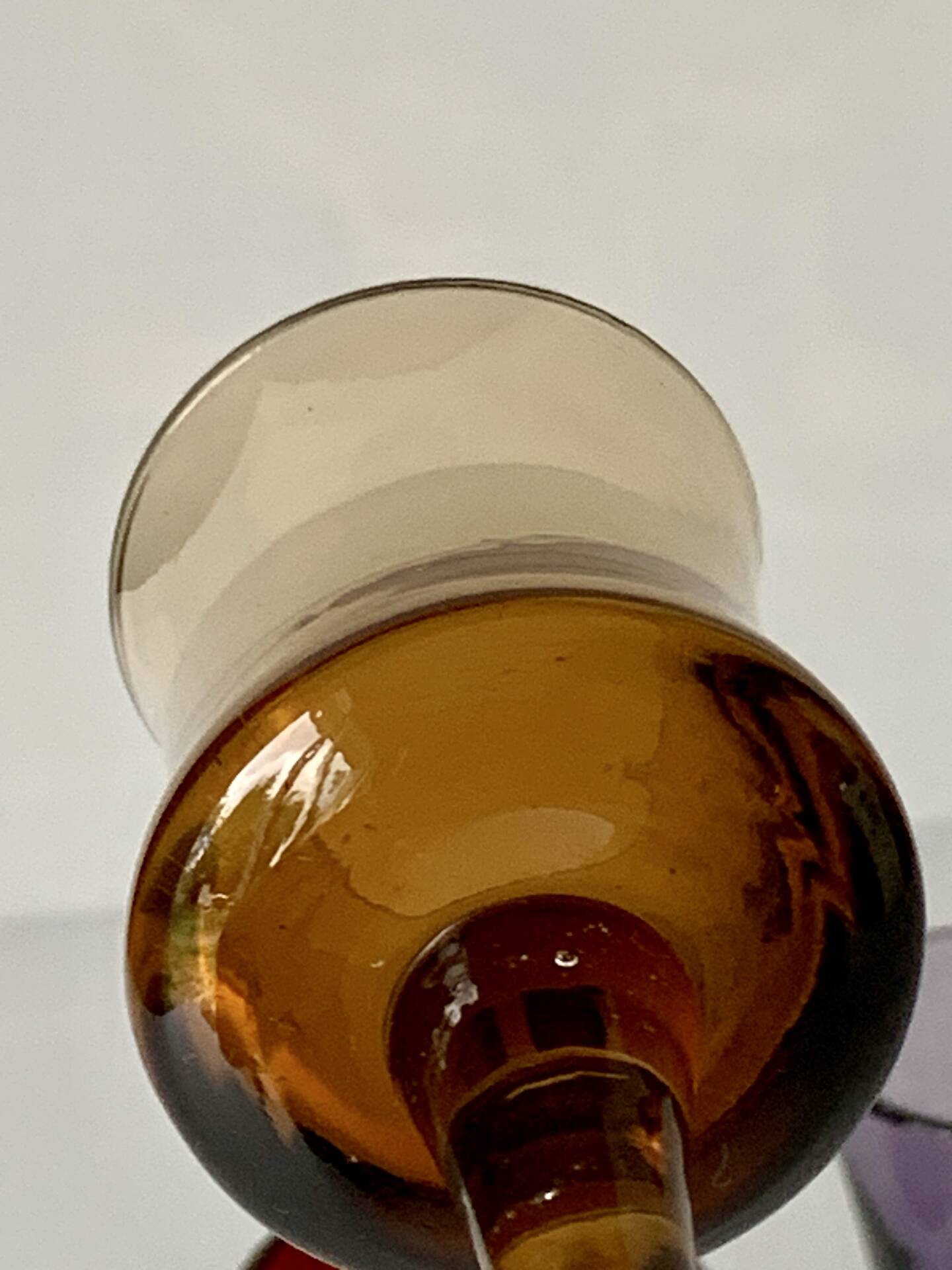 Cinq verres à liqueur colorés sur pied