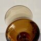 Cinq verres à liqueur colorés sur pied