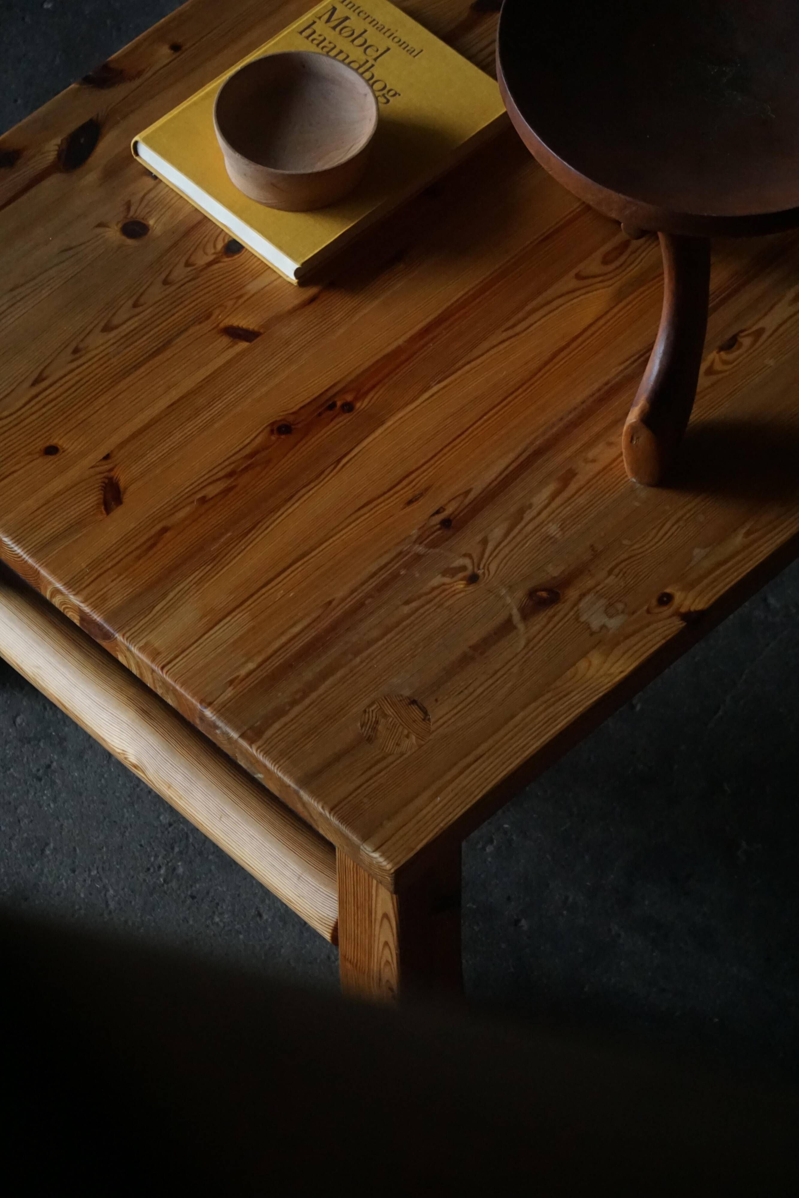 Uno & Östen Kristiansson, table basse rectangulaire en pin, milieu du XXe siècle, années 1970