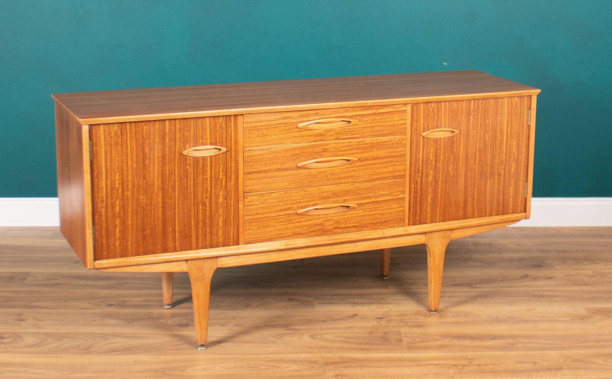 Buffet moyen Jentique Mid Century en noyer rétro des années 1960