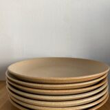 Flat stoneware plates
