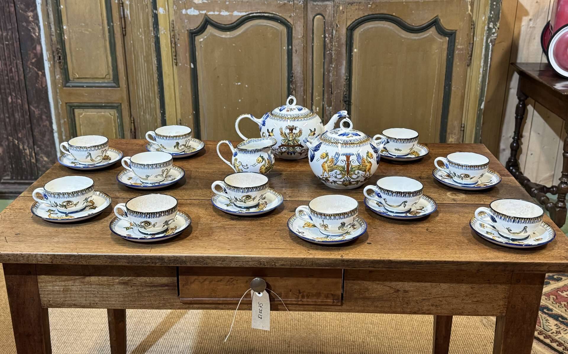 Tea and coffee service in Gien earthenware from the late 19th century with Renaissance decoration.