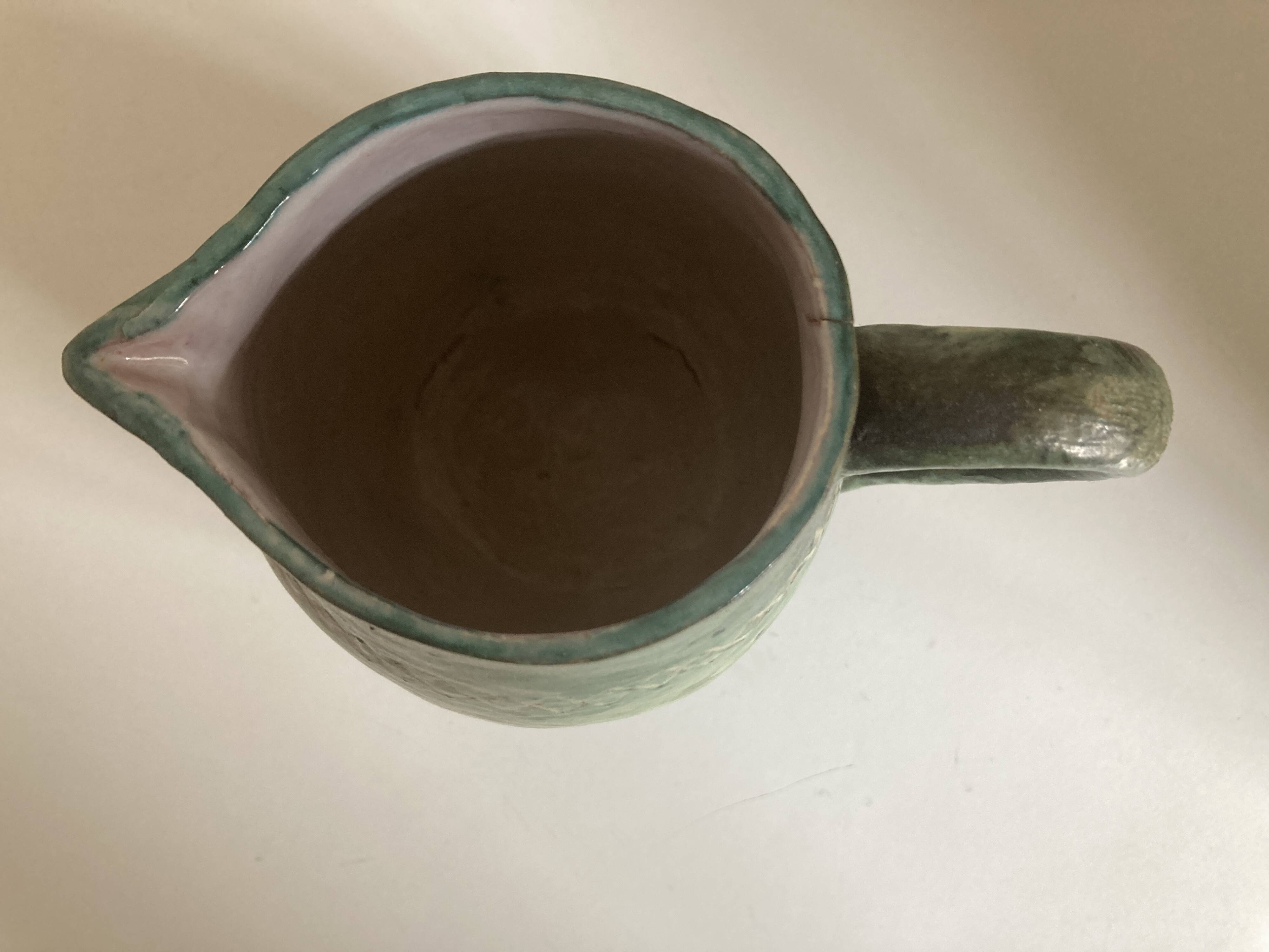 Pichet de potier vert sfumato scarifié 1960