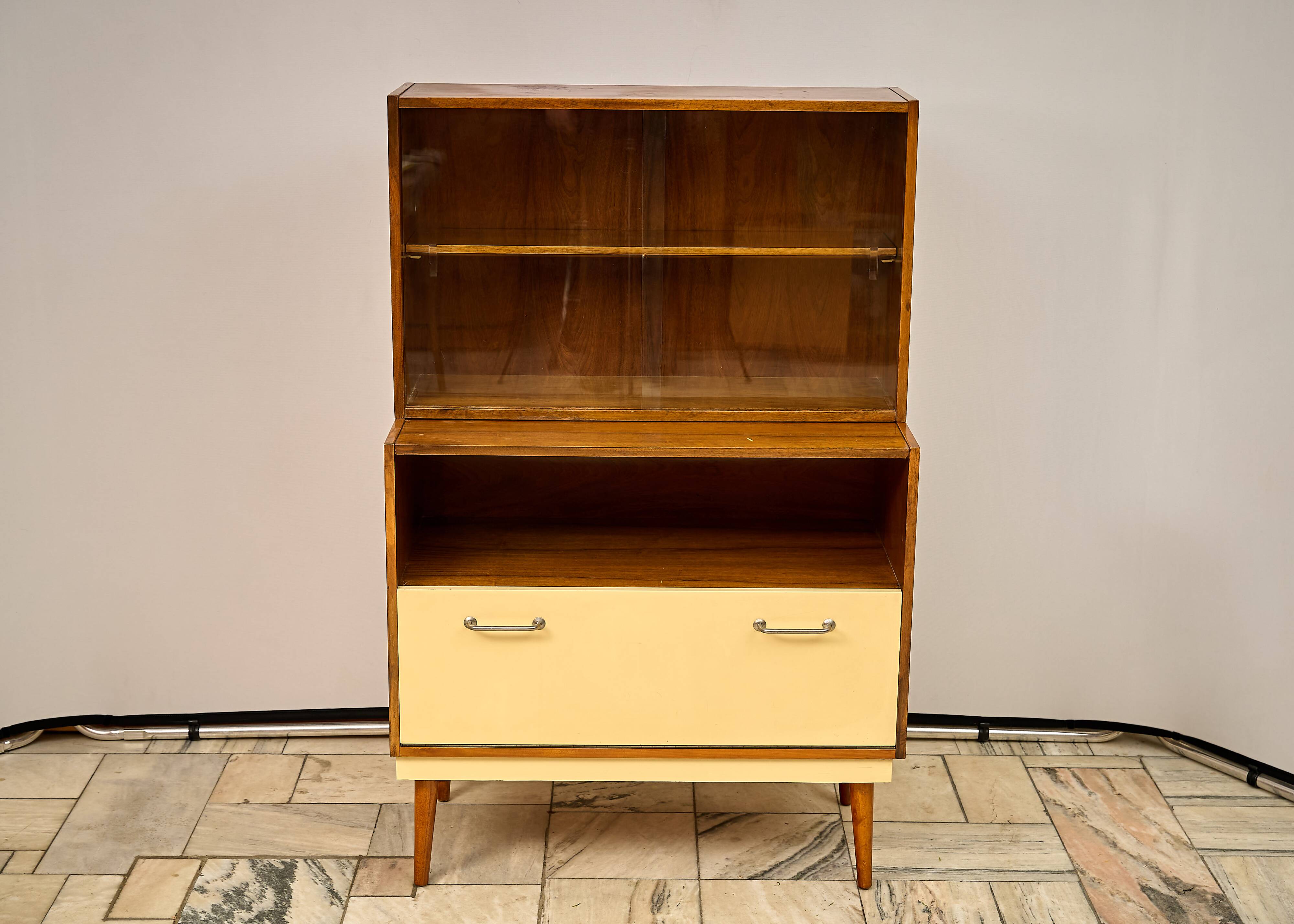 Vitrine du milieu du siècle des années 1960, Tchécoslovaquie