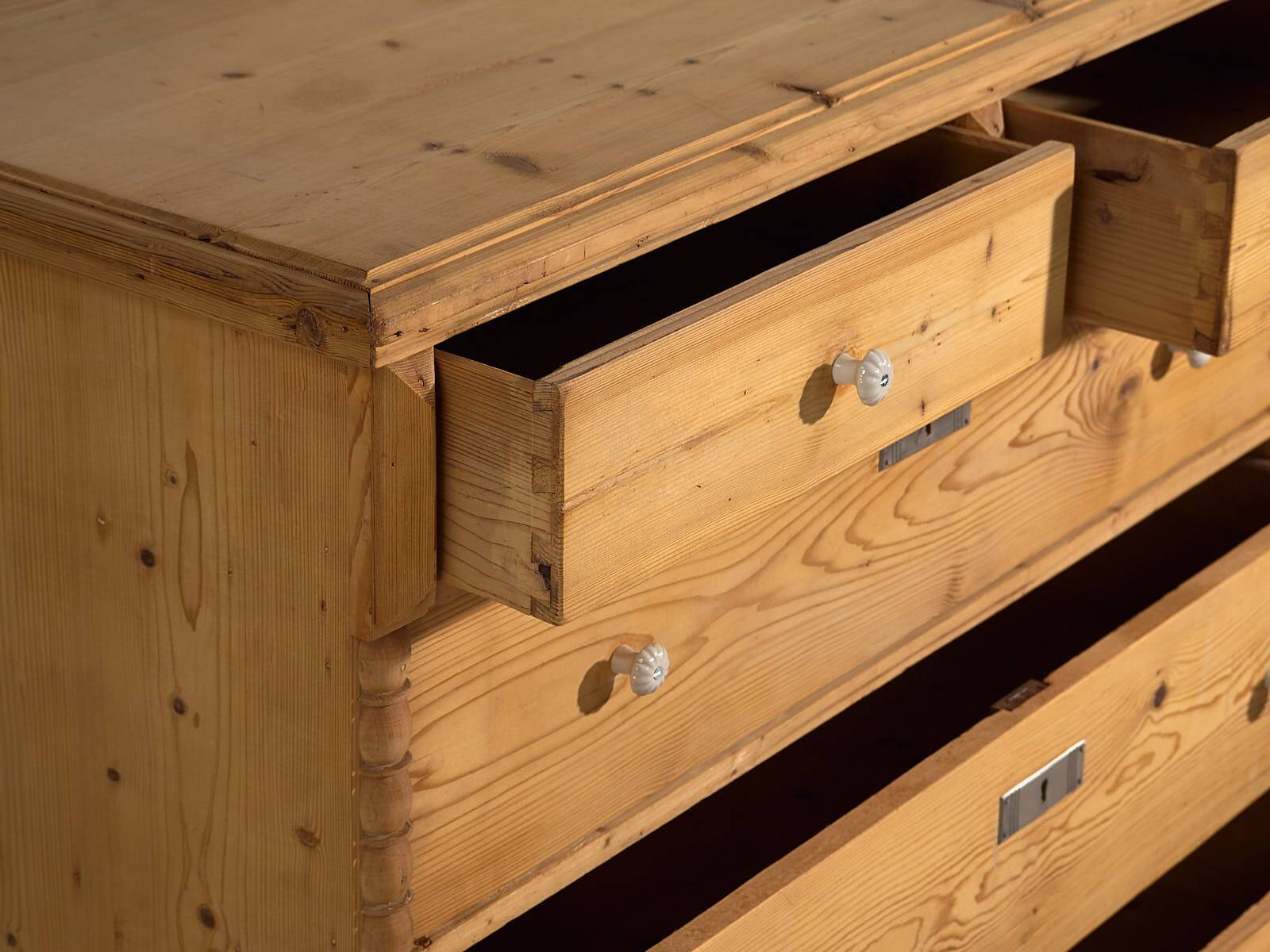 Large antique chest of drawers (circa 1920)