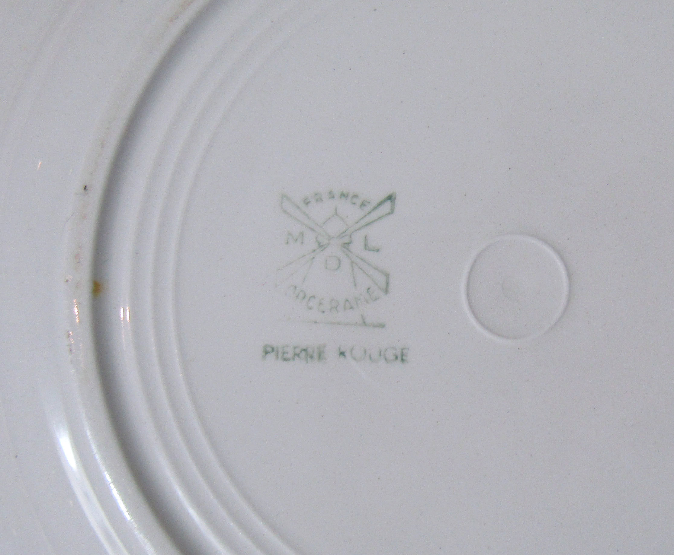 8 flat plates Moulin des Loups model red stone