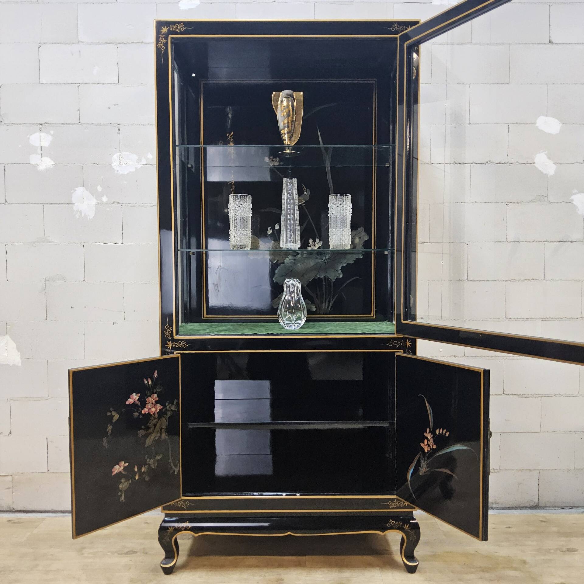 Cabinet d'affichage chinois vintage avec fleurs et oiseaux / Bohémien