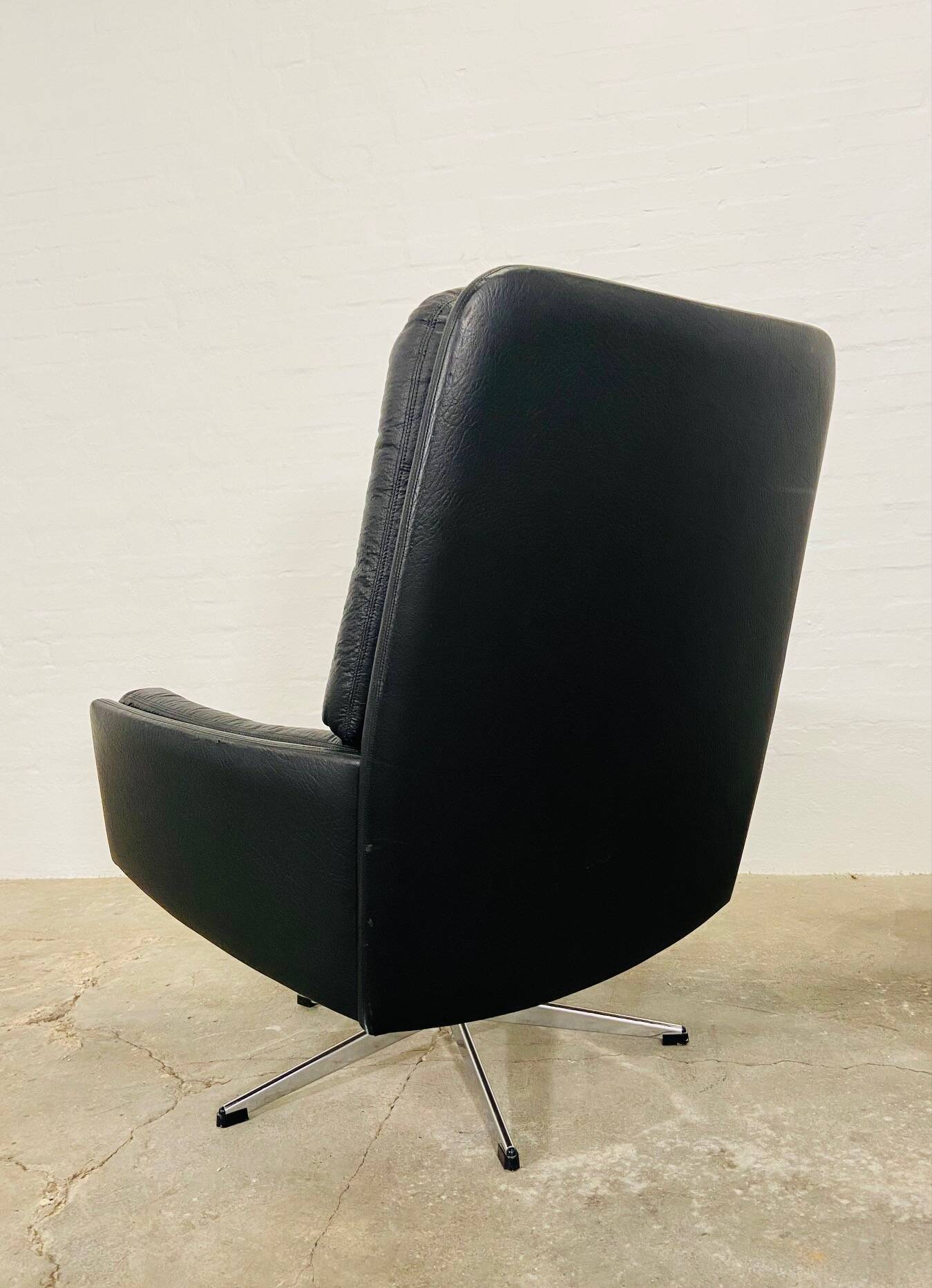 VINTAGE DANISH MID-CENTURY SVEND SKIPPER SWIVEL CHAIR IN BLACK LEATHER