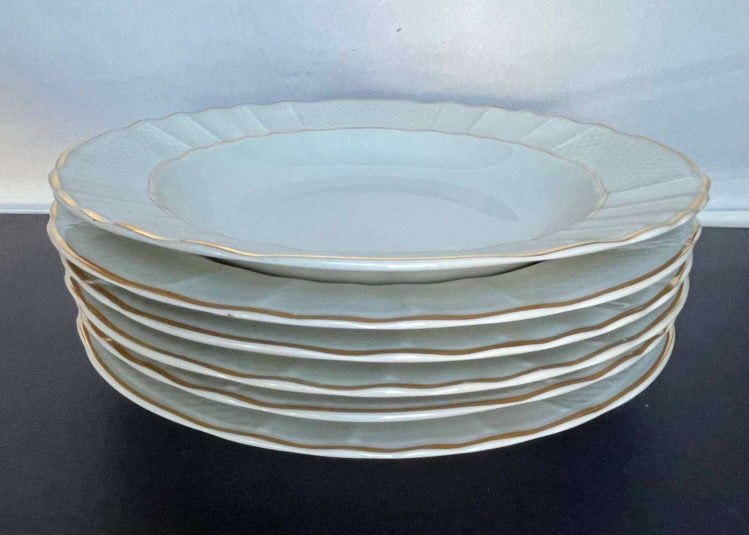 6 white porcelain plates