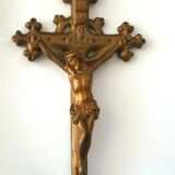 crucifix ancien en platre  doré