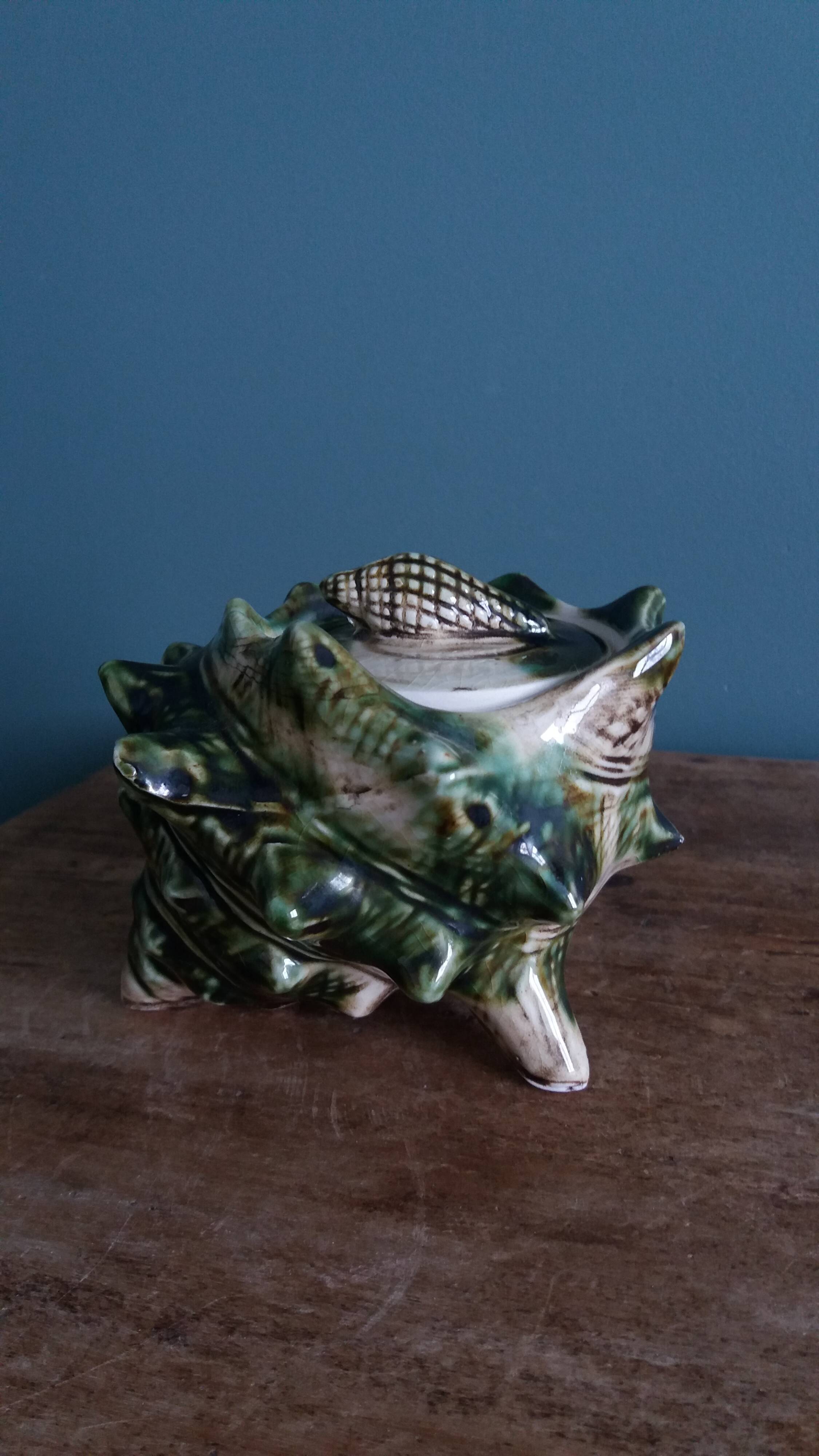 Zoomorphic sugar bowl shell in slipware