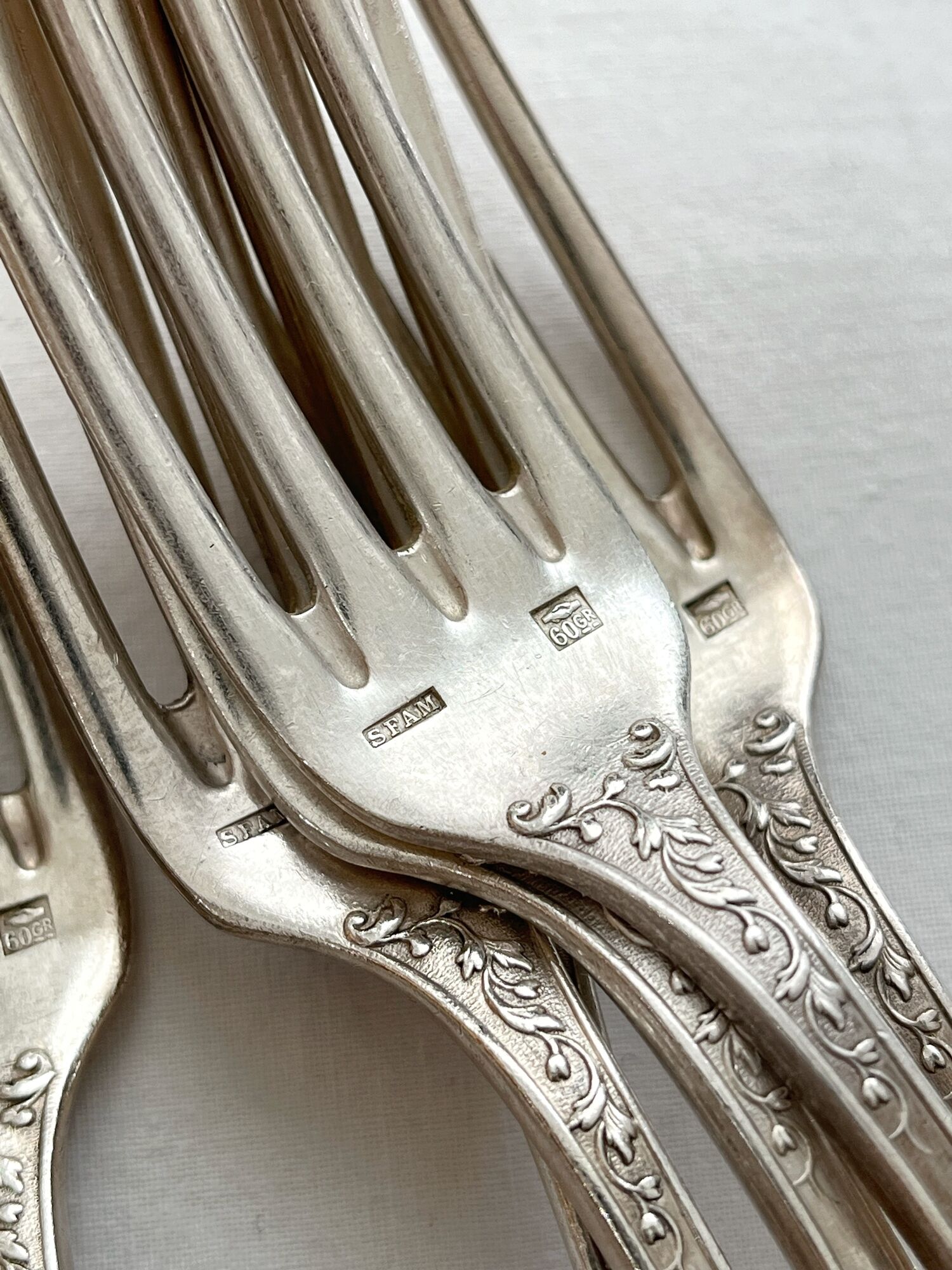 Set de 8 fourchettes en métal argenté sfam