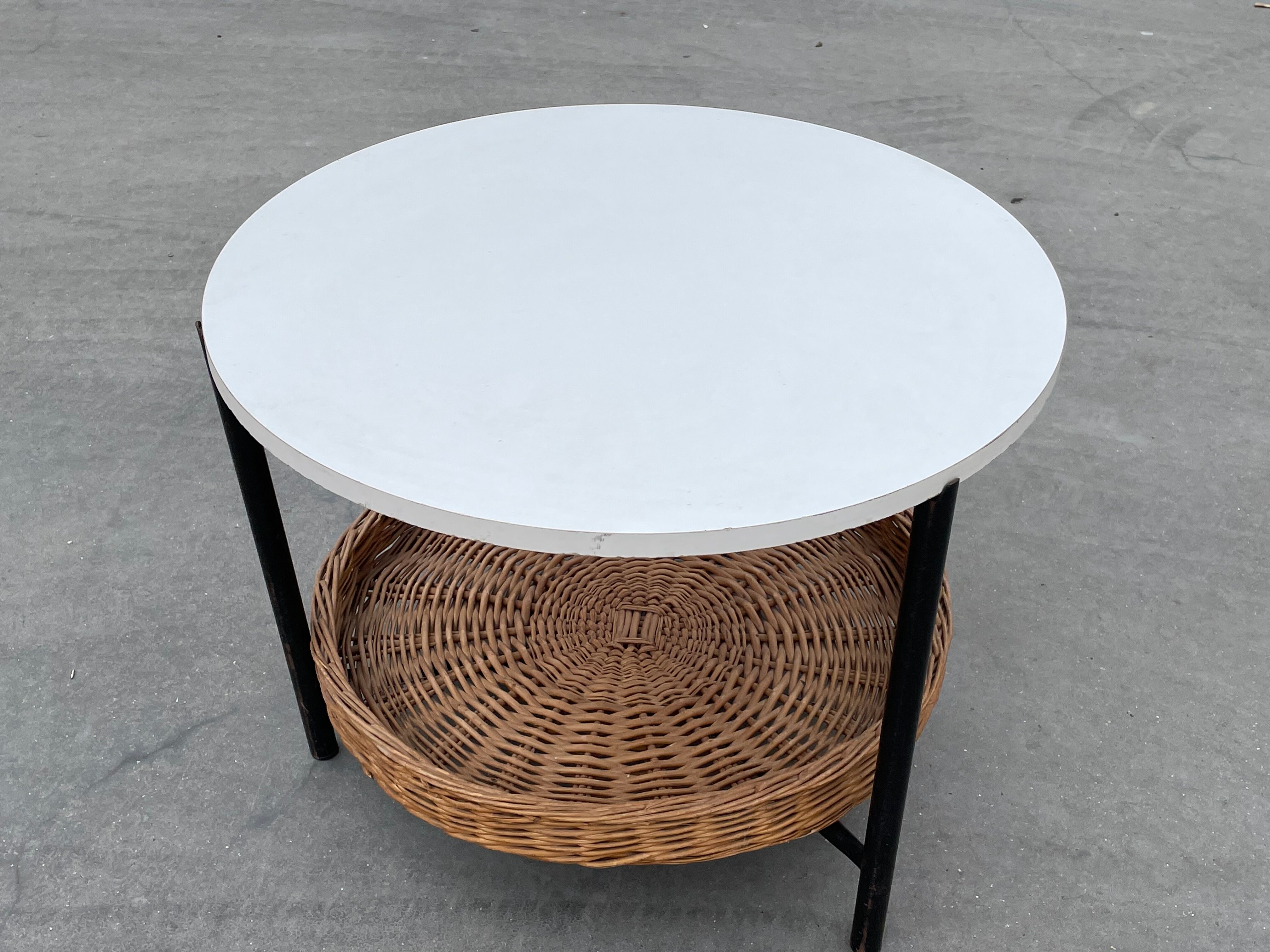 Modèle compact de table basse vintage avec panier de magazine