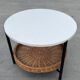 Modèle compact de table basse vintage avec panier de magazine