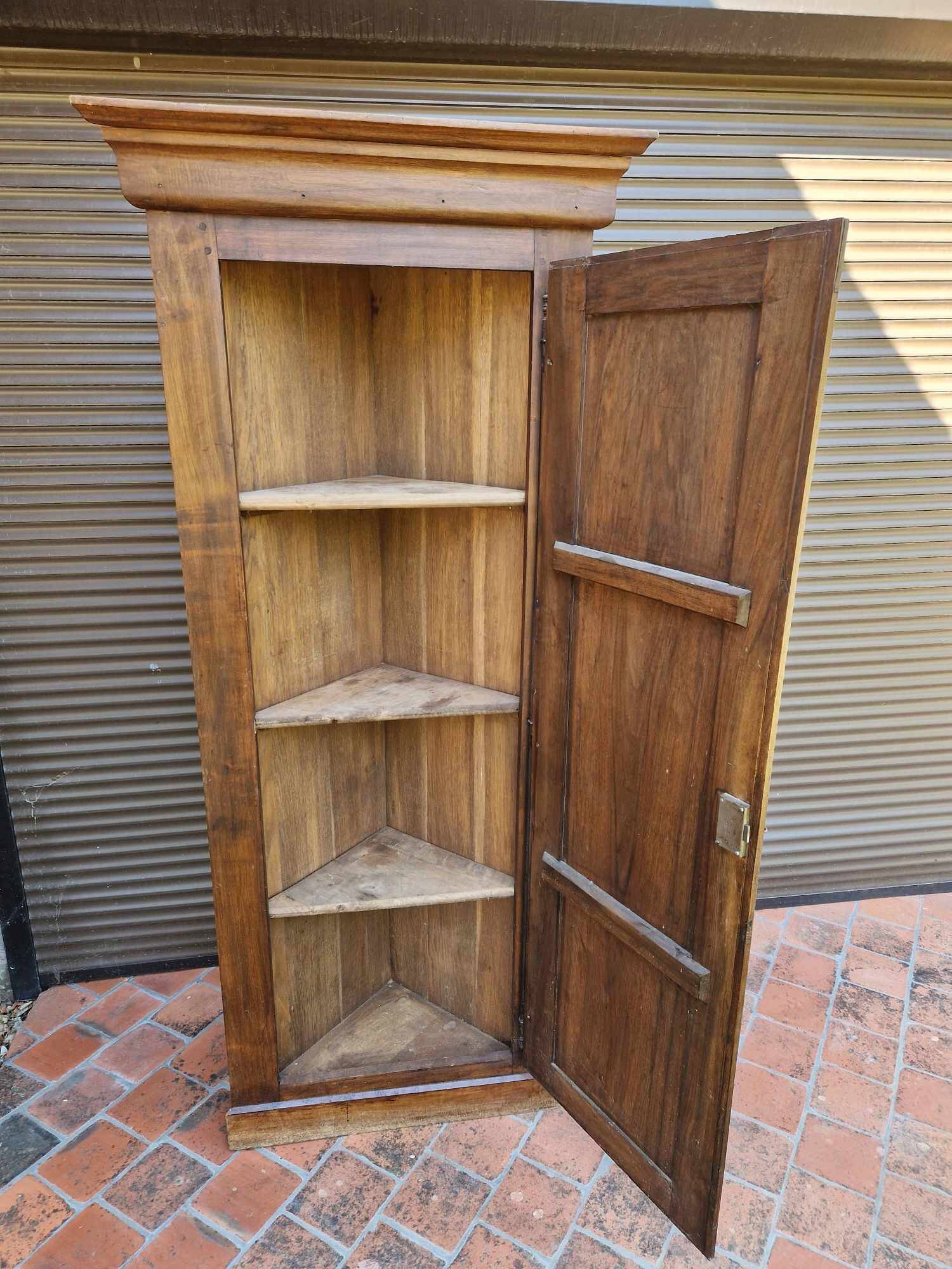 Corner or cantonal cabinet