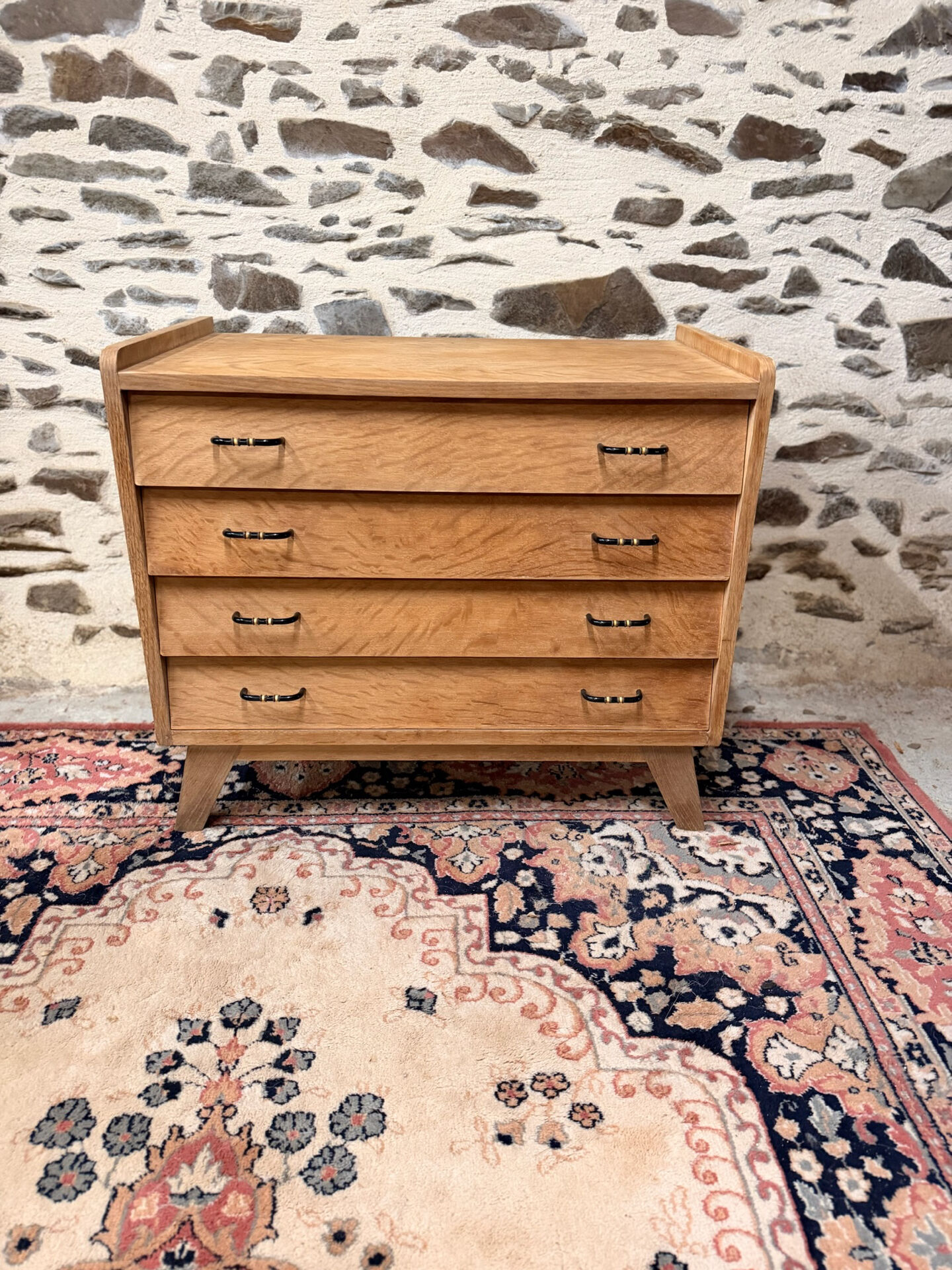 Pretty low chest of drawers from the 50s and 60s.