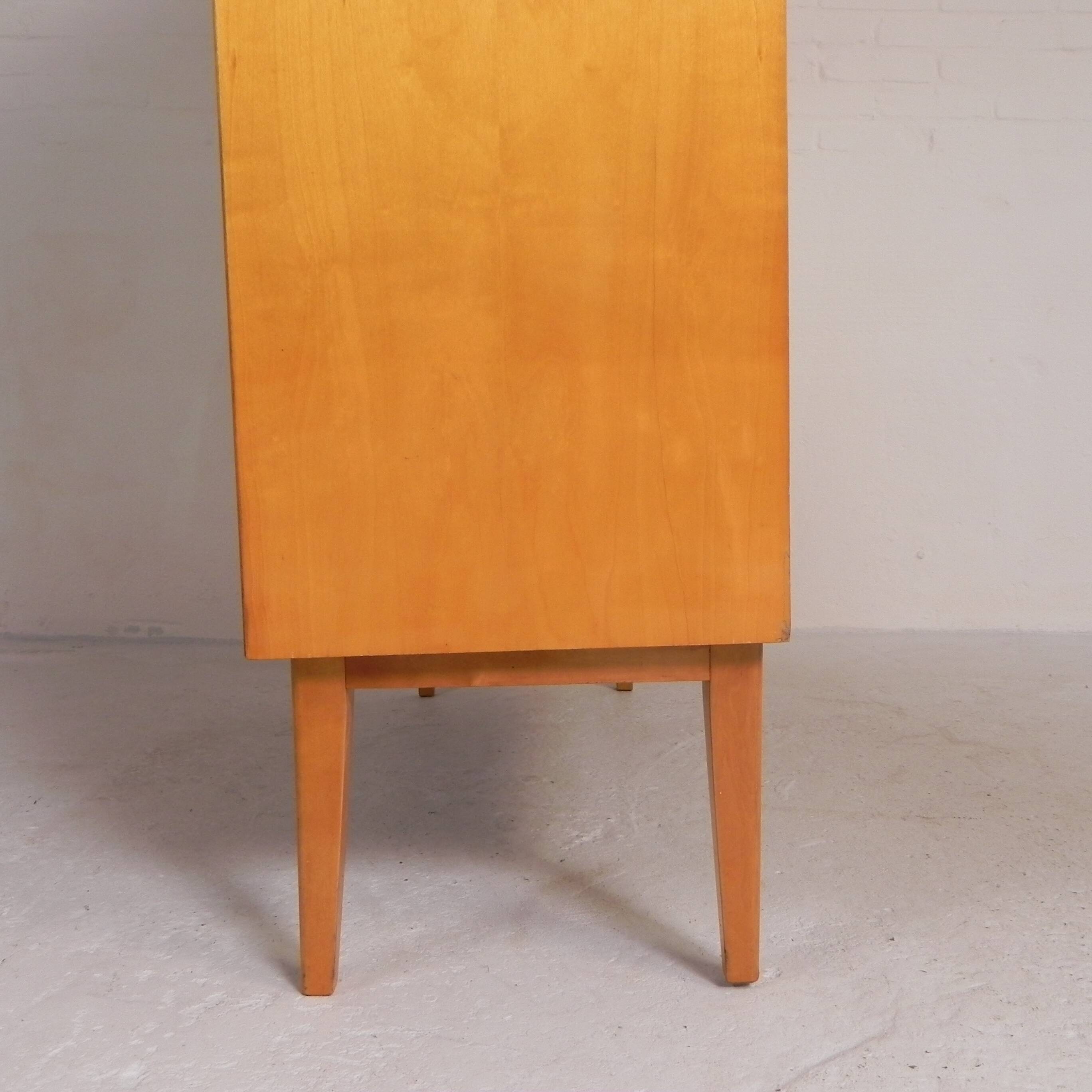 Vintage display cabinet with 2 sliding glass doors and 1 drawer, 1950s.