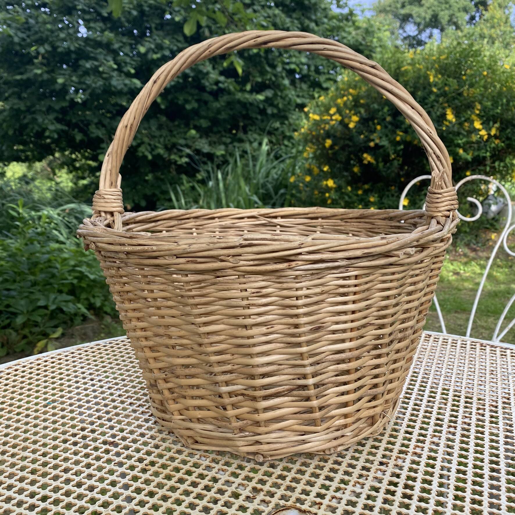Light woven wicker round basket