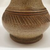 Vase en grès estampé beige signé