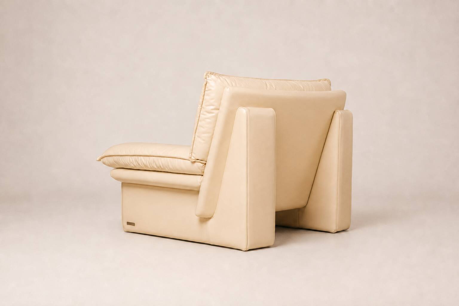 Nicoletti — Pair of lounge chairs "Ambassador" in cream leather