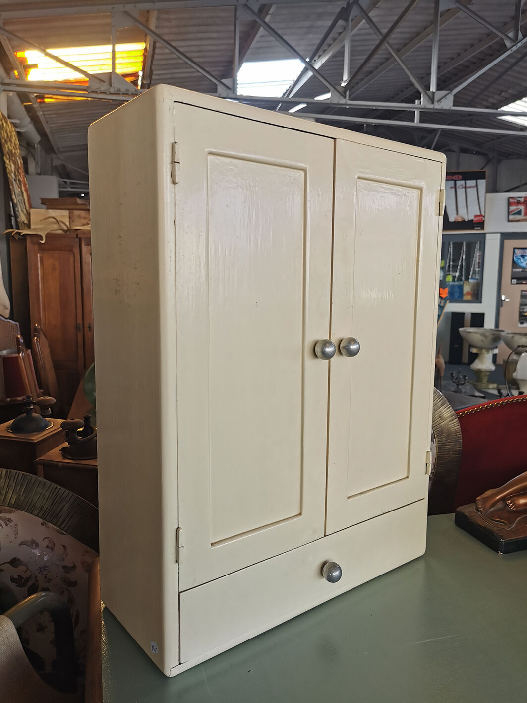 Armoire à pharmacie