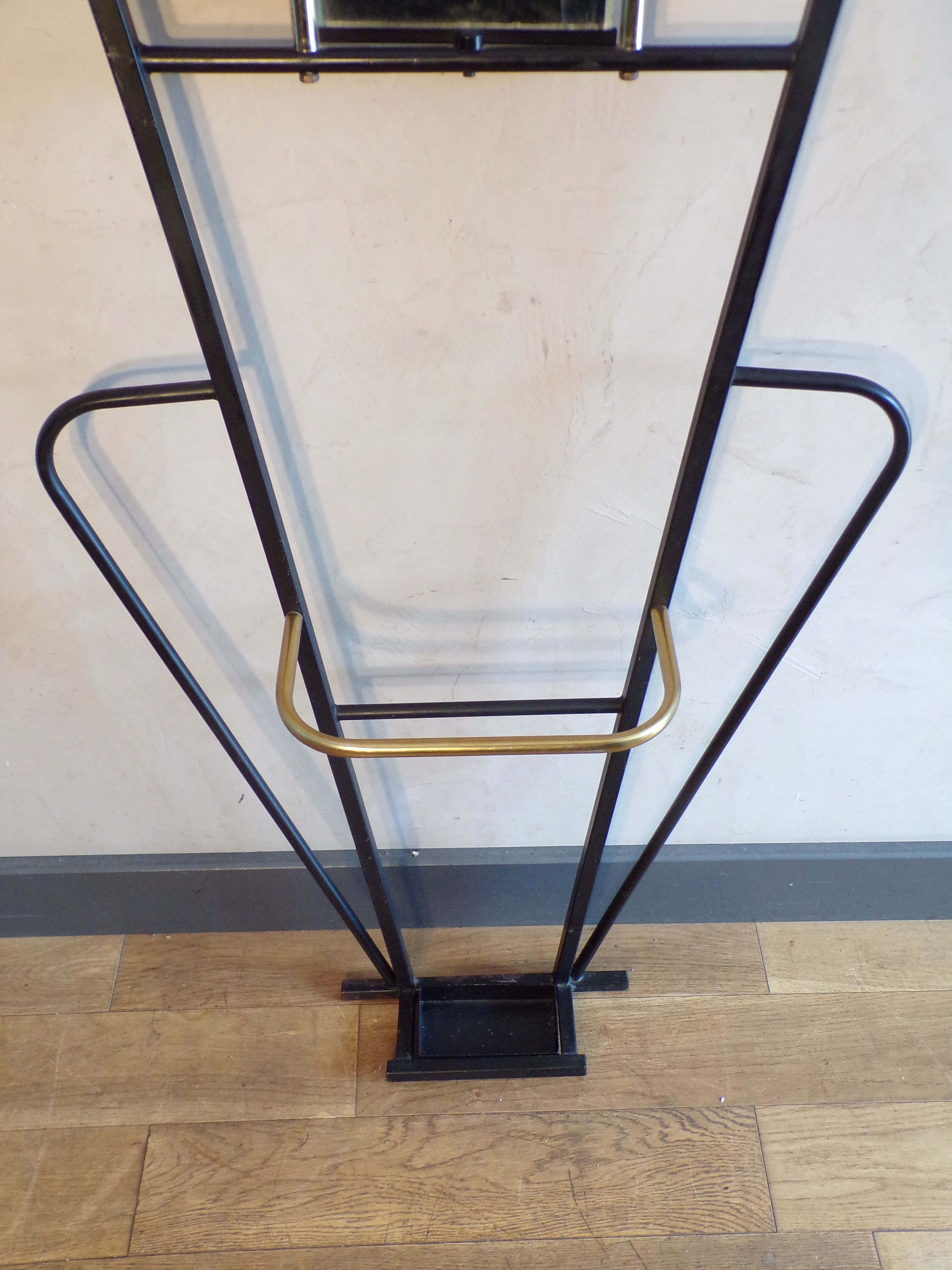 Black and gold 1950 entry locker