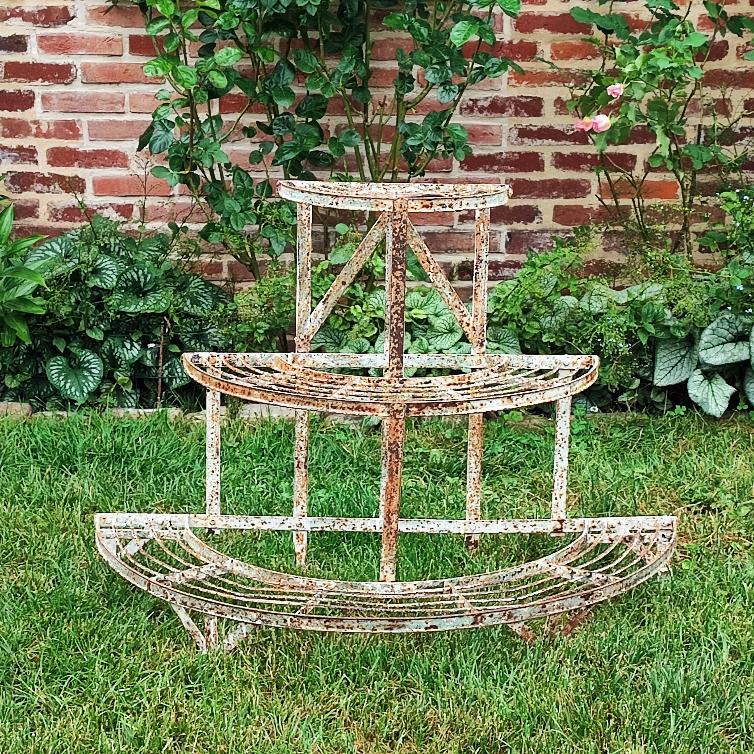 Half-moon plant holder